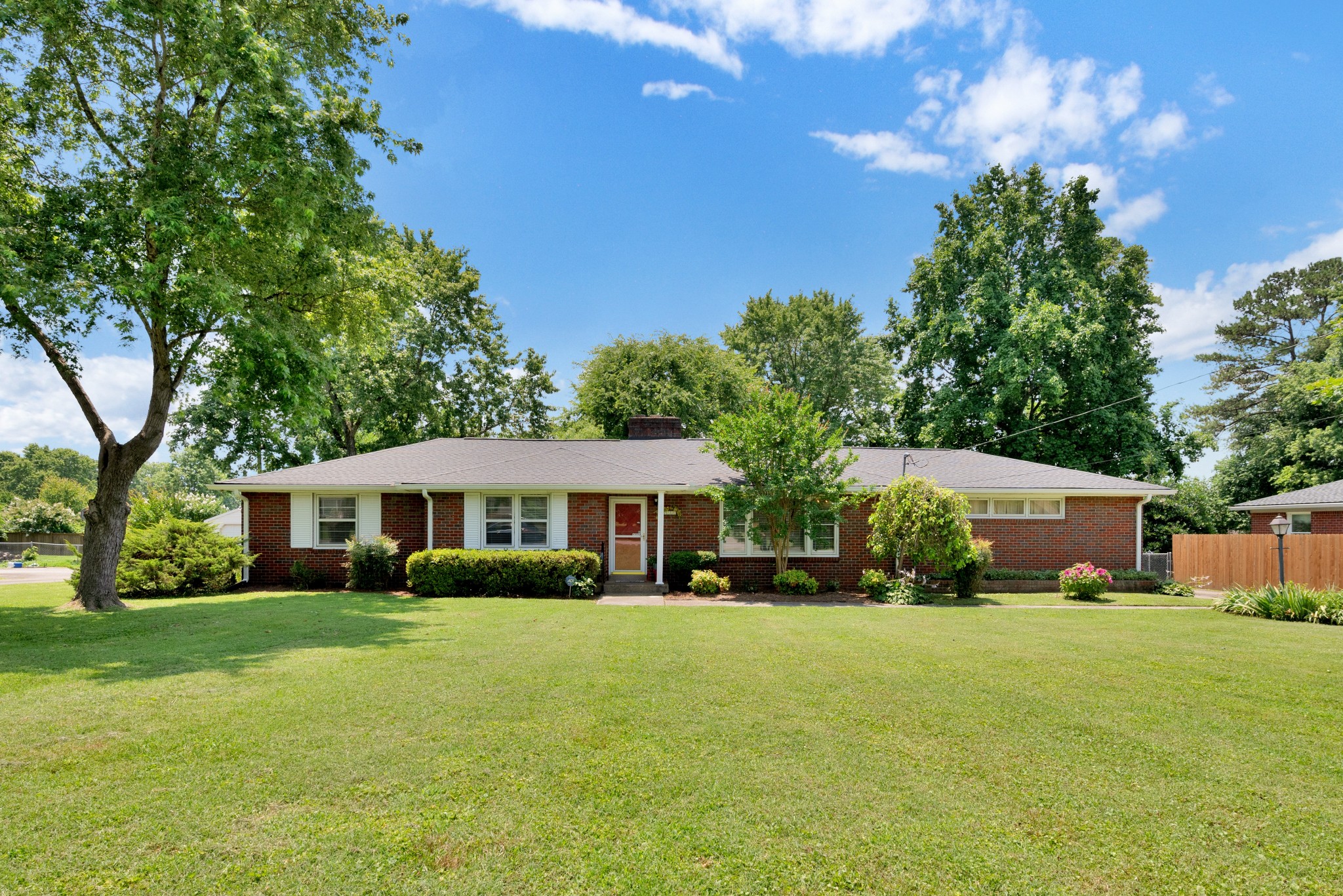 2521 Meadowood Dr