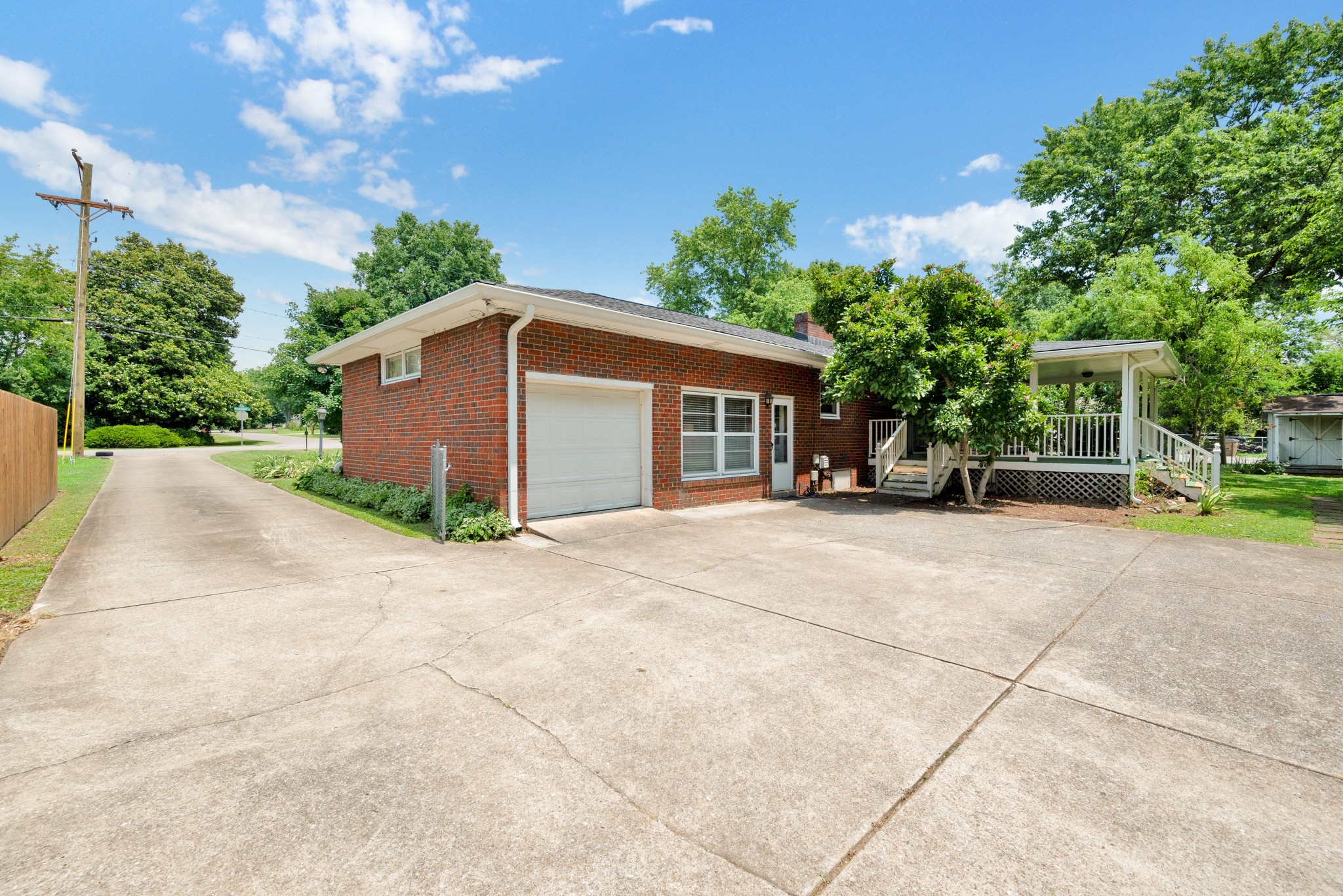 2521 Meadowood Dr