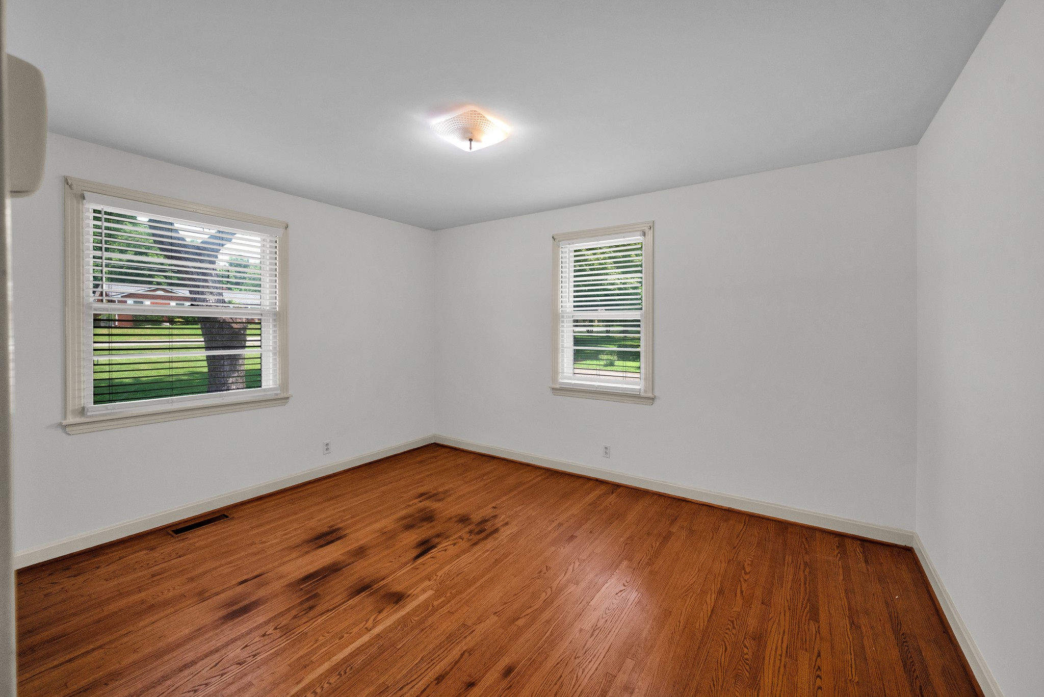 2521 Meadowood Dr