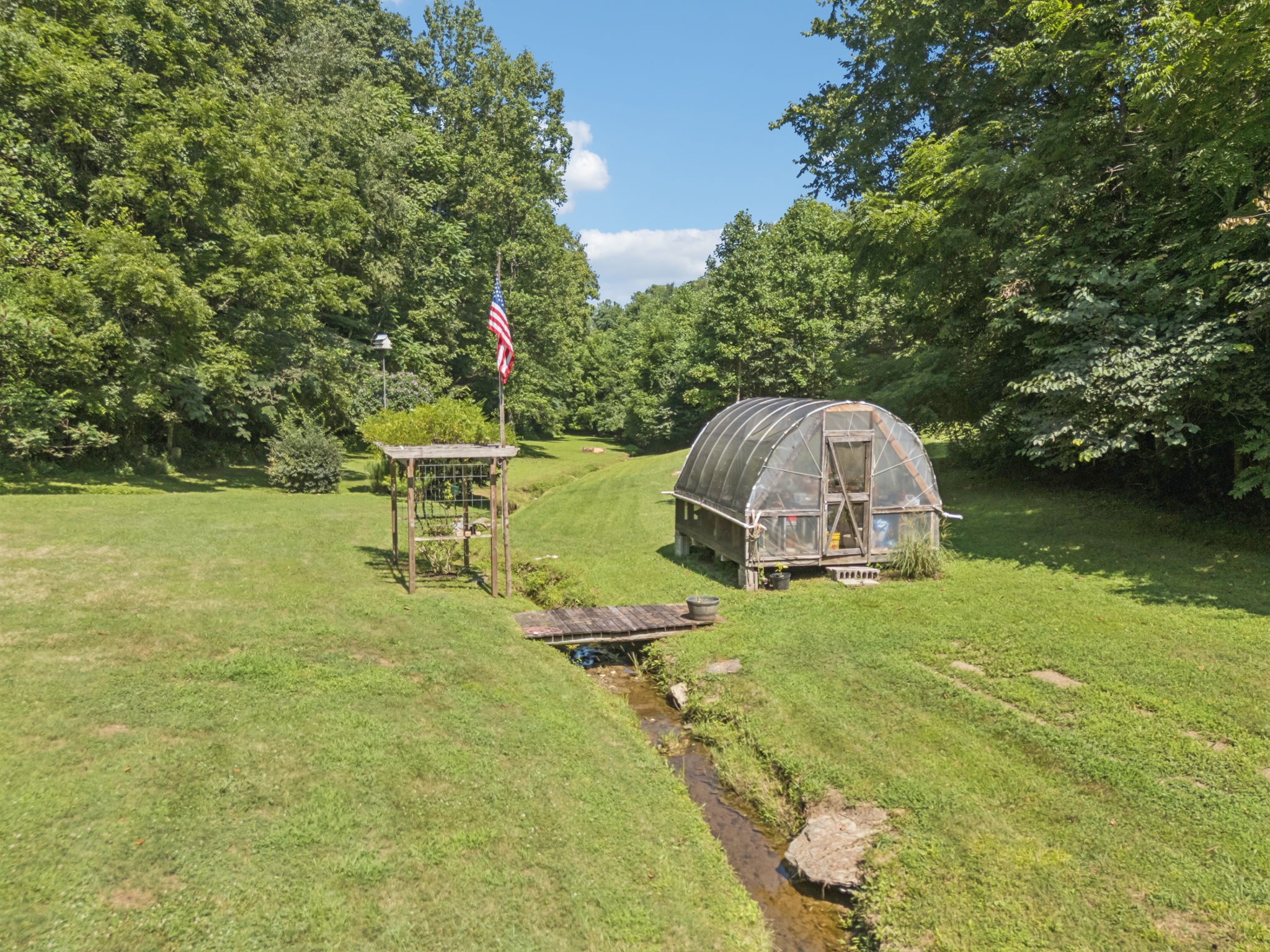 137 LW Lacy Rd
