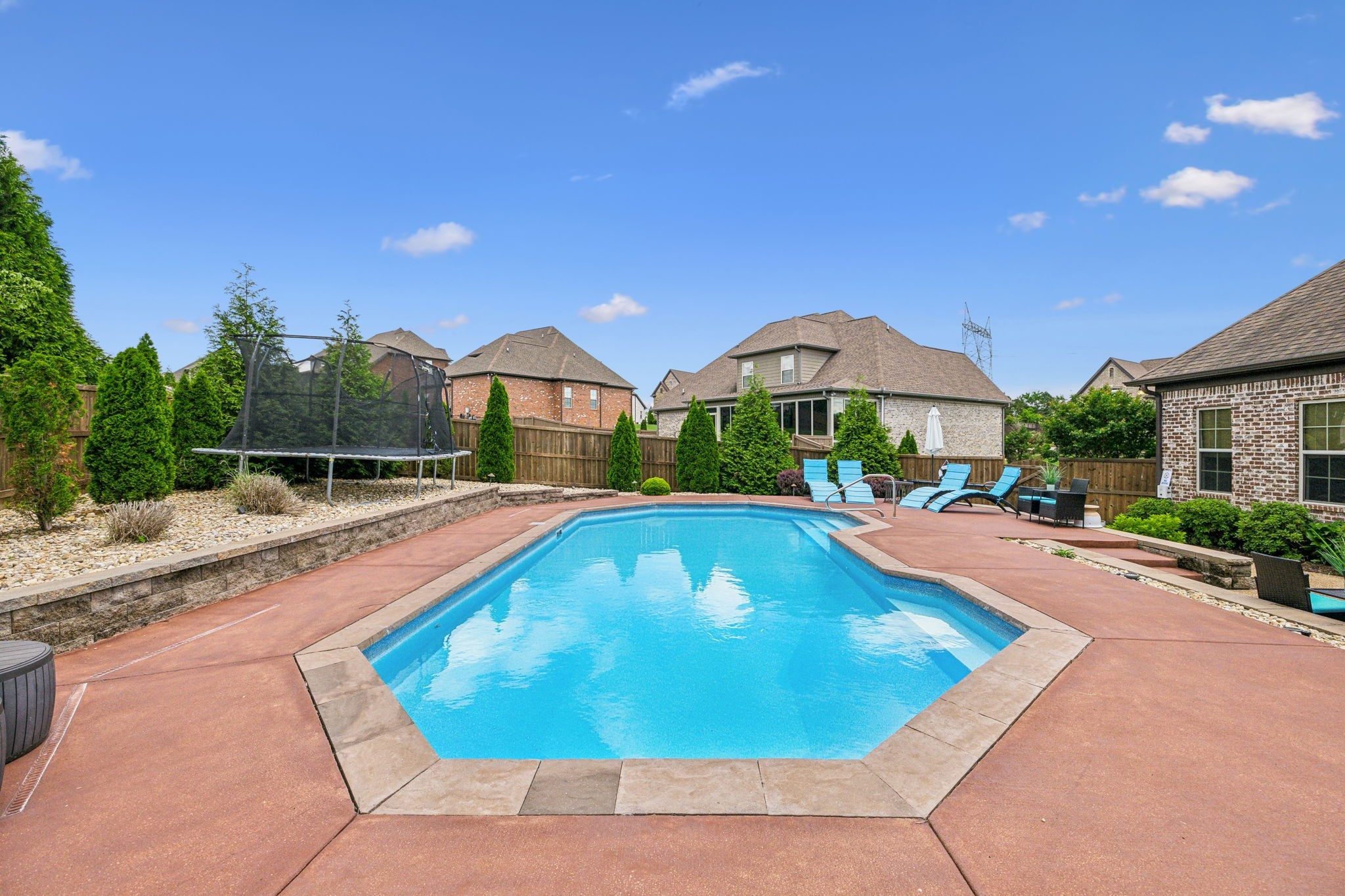 915 Harrisburg Ln