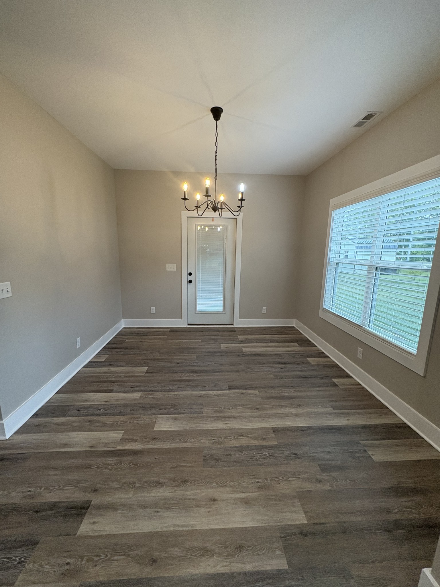 627 E Main St