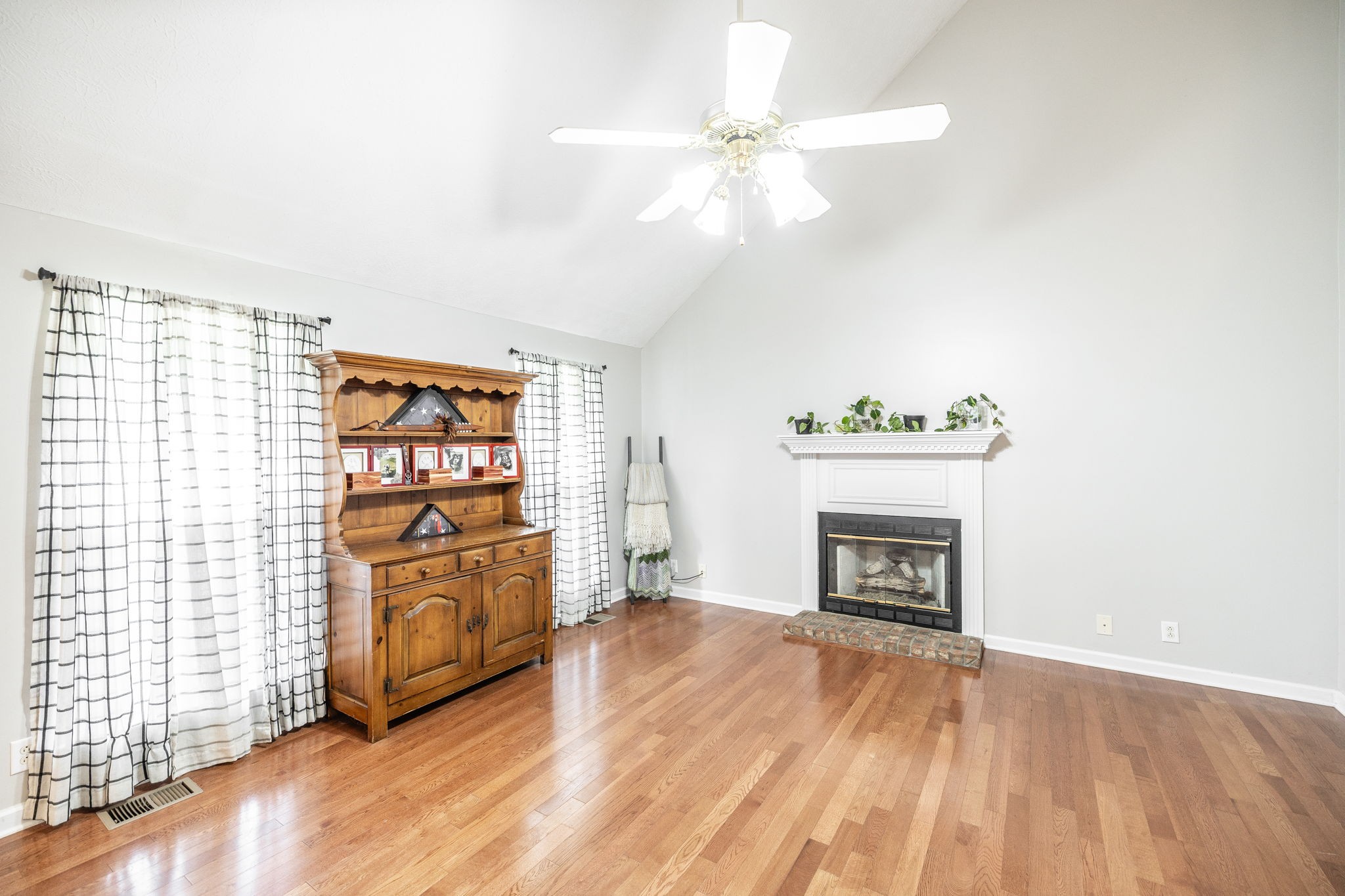 101 Victoria Ln, E