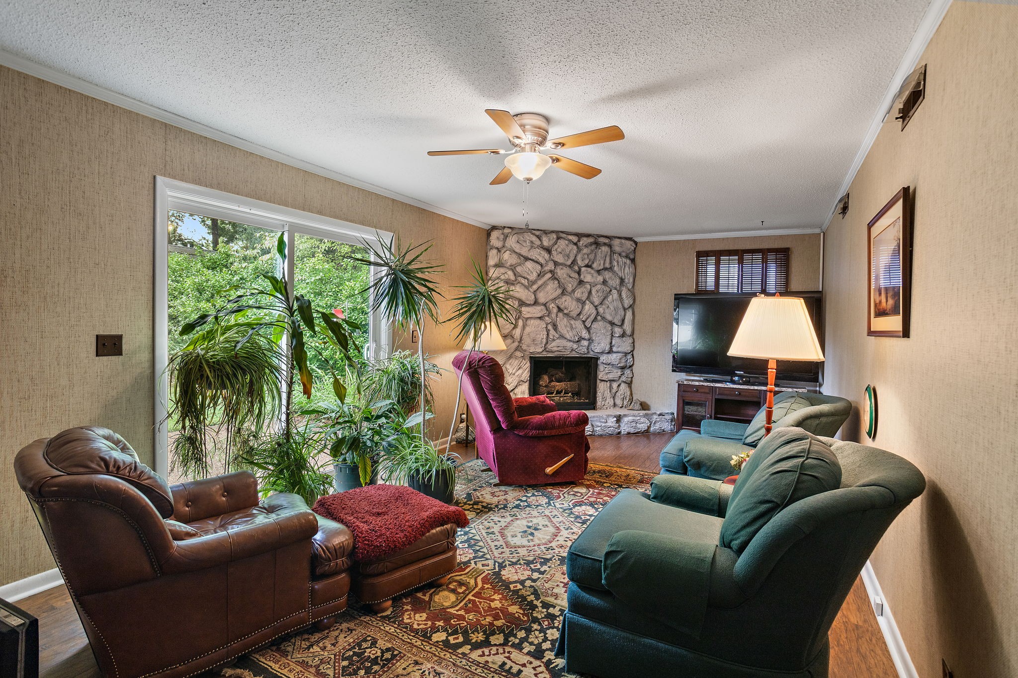 4389 Baton Rouge Dr