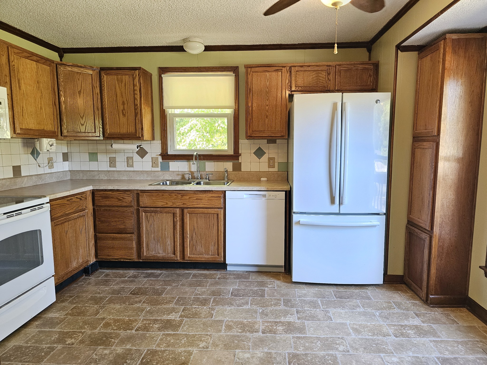 316 River Dr