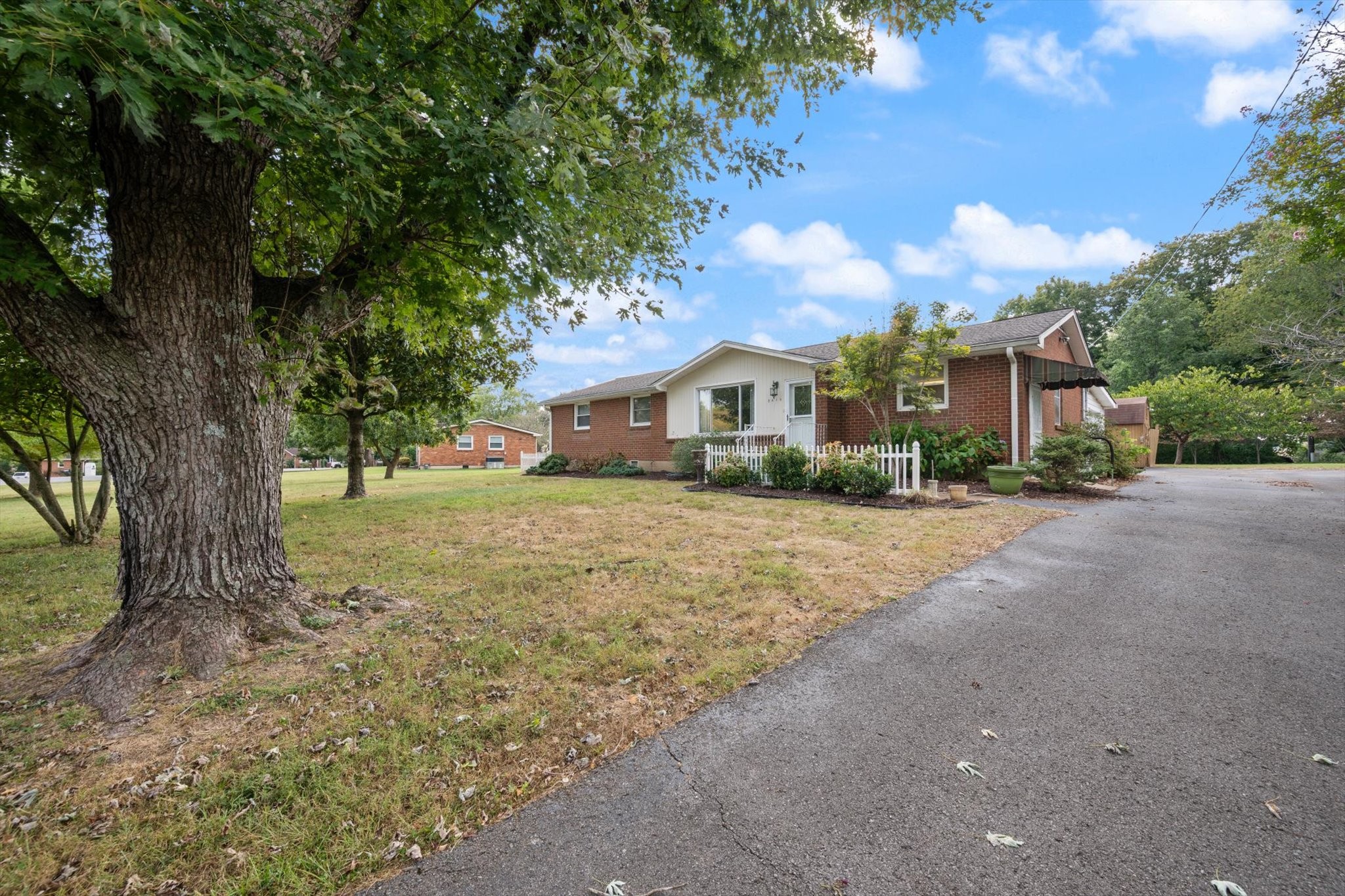 2410 Fairbrook Dr