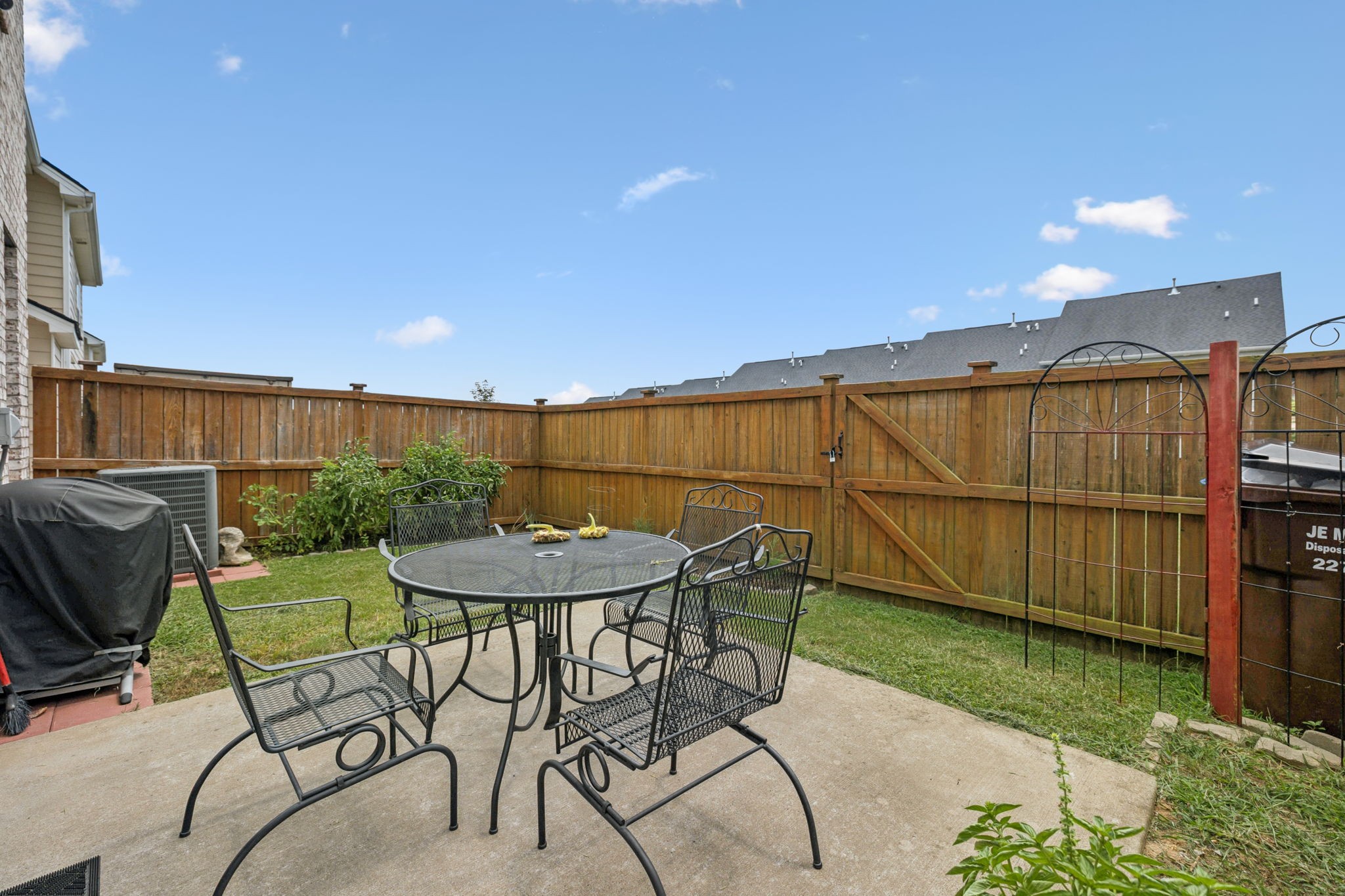 827 Kennear Ln