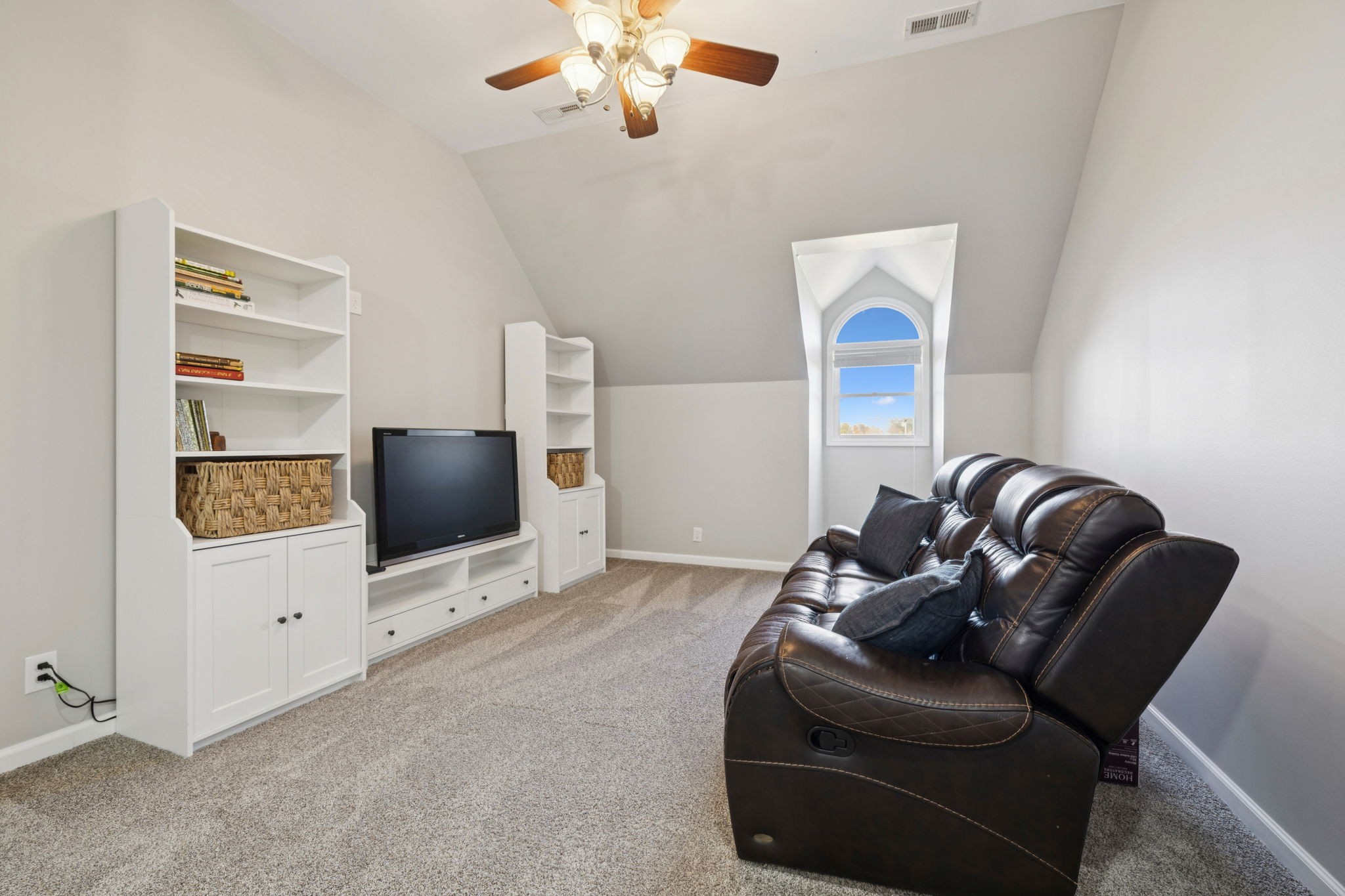 2645 W Jefferson Pike