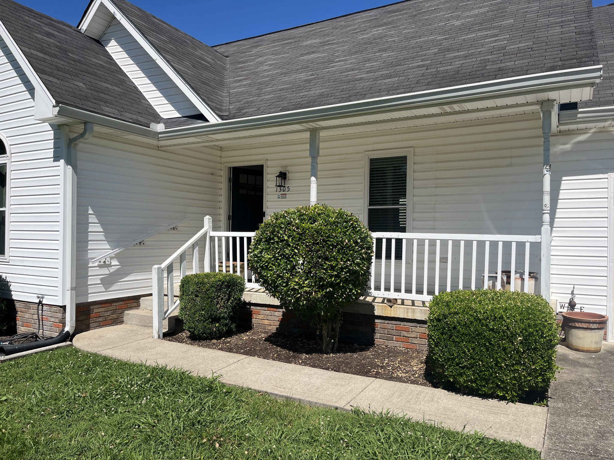 1305 Mayfair Dr