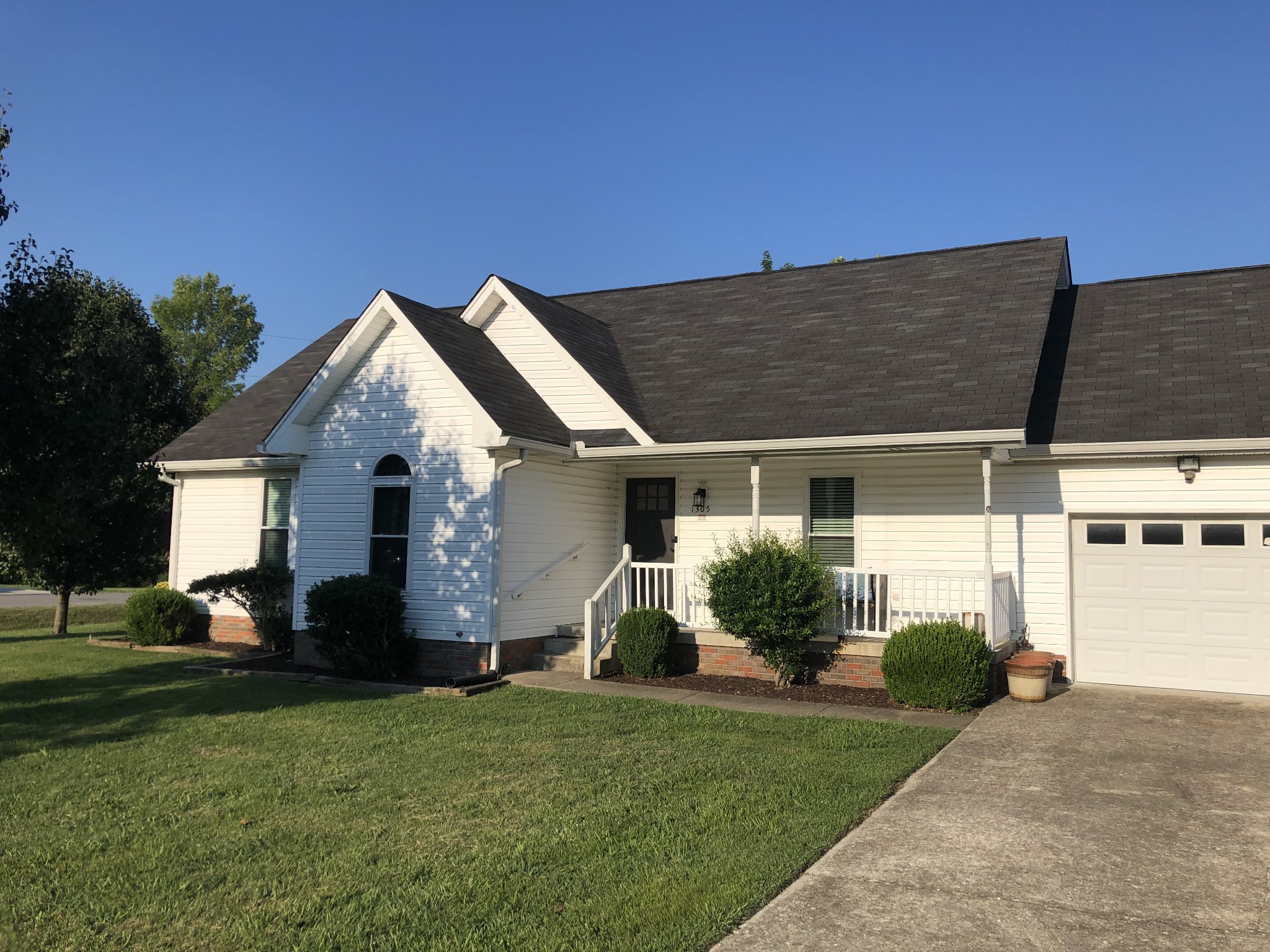 1305 Mayfair Dr