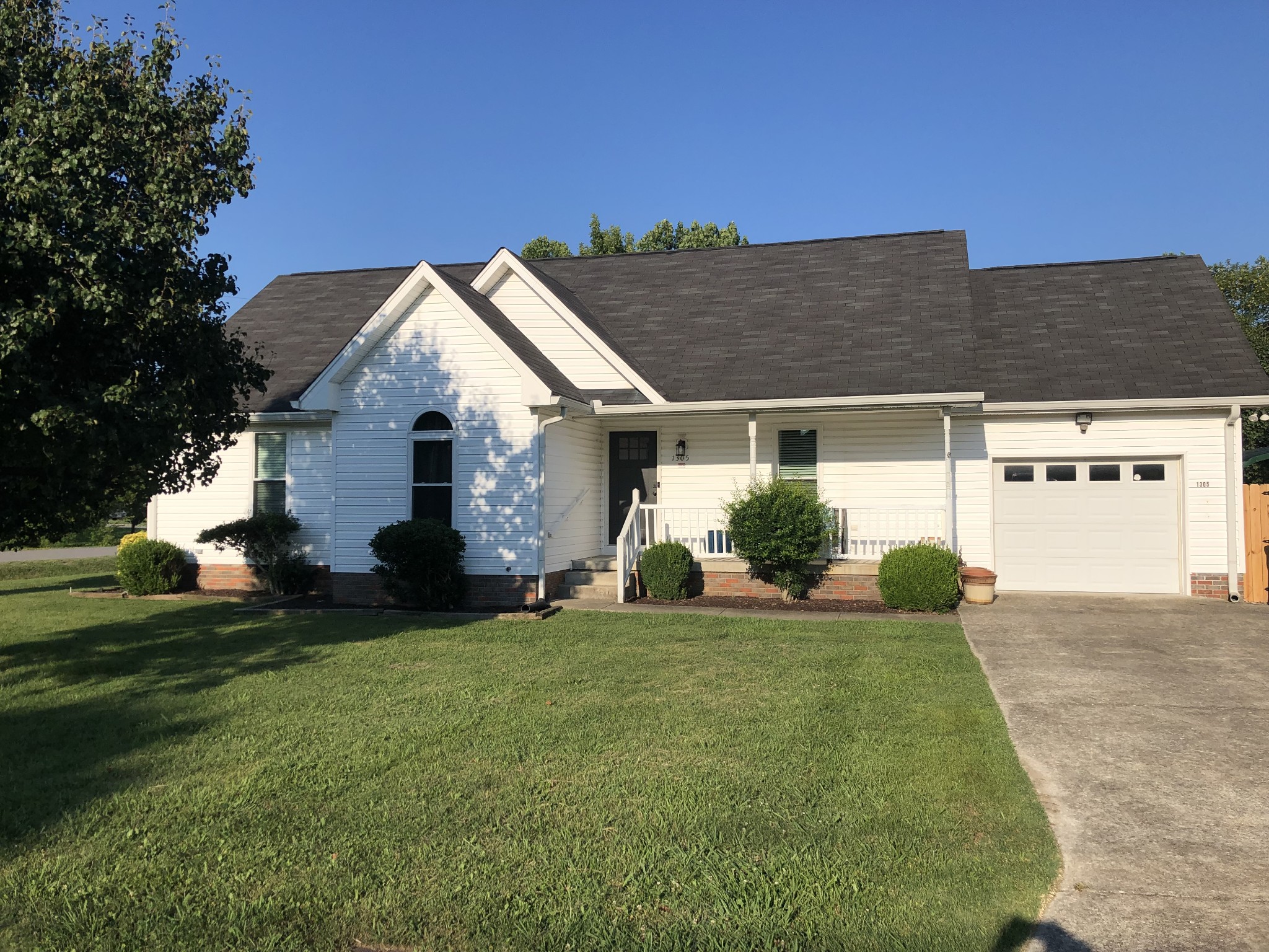 1305 Mayfair Dr