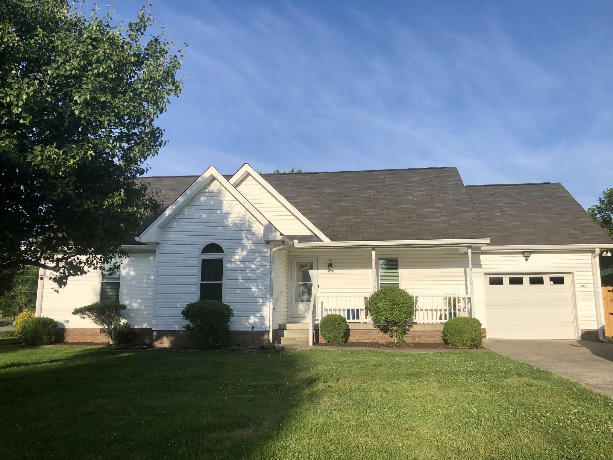 1305 Mayfair Dr