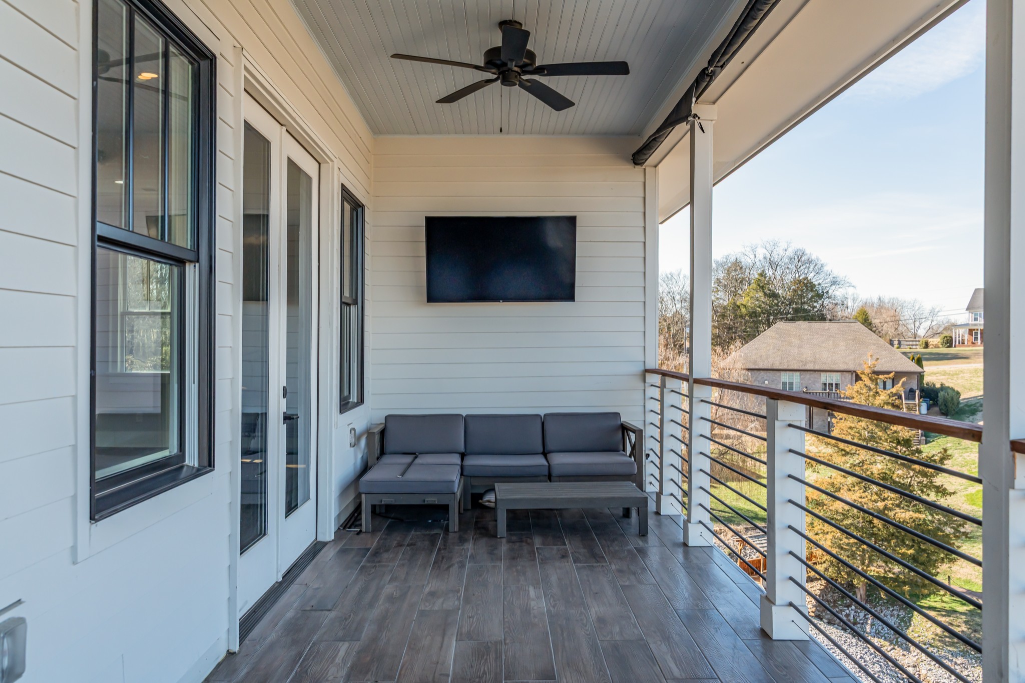 541 Lakeview Cir