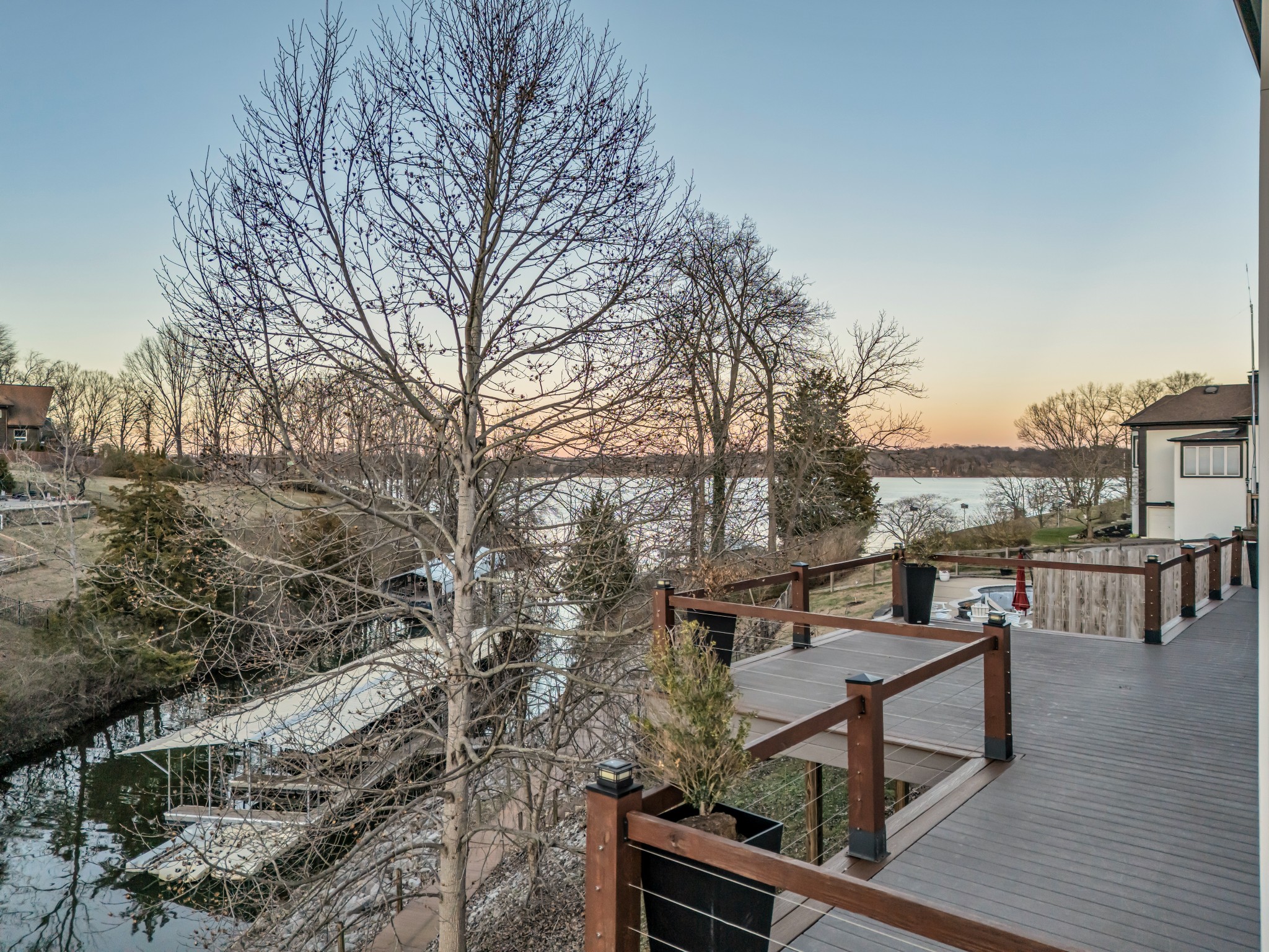 541 Lakeview Cir