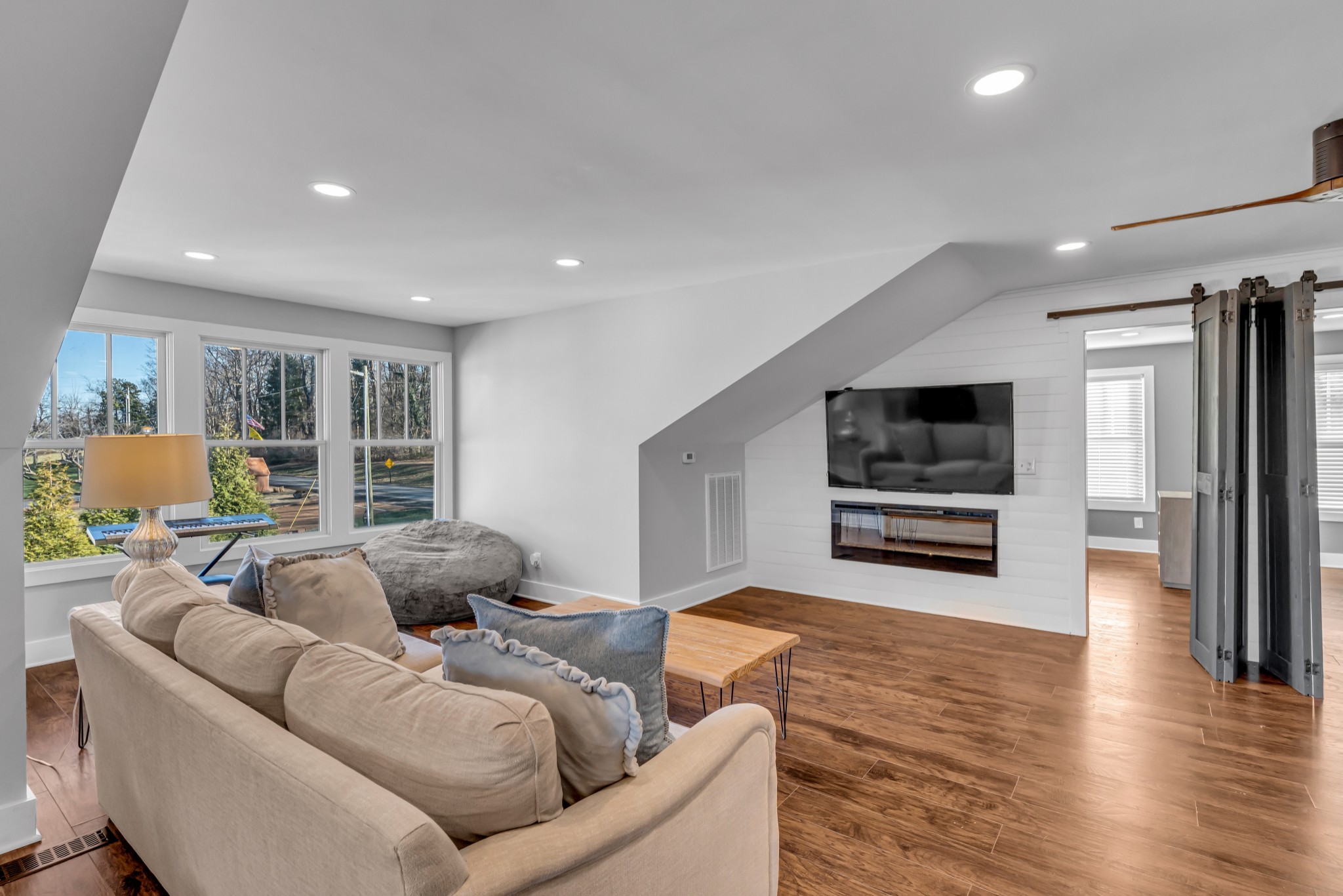 541 Lakeview Cir