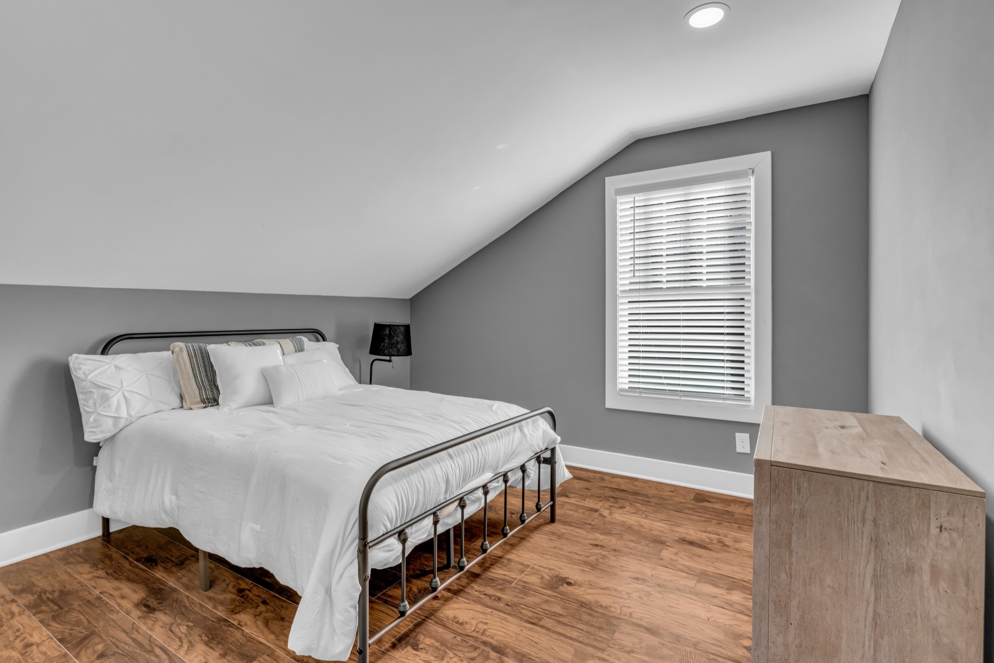 541 Lakeview Cir