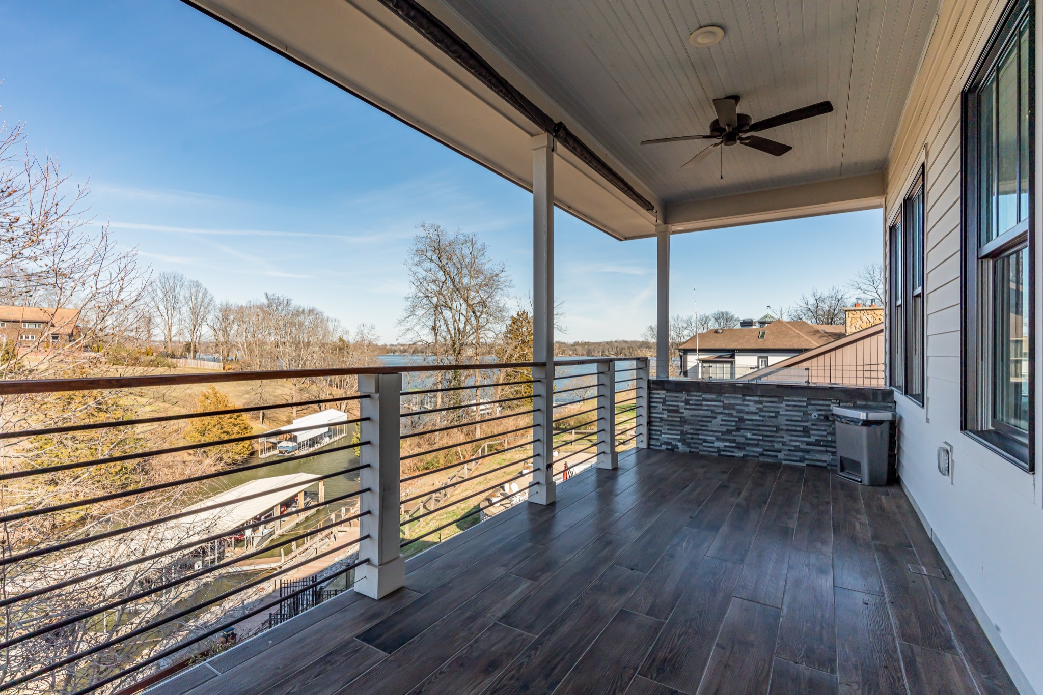 541 Lakeview Cir