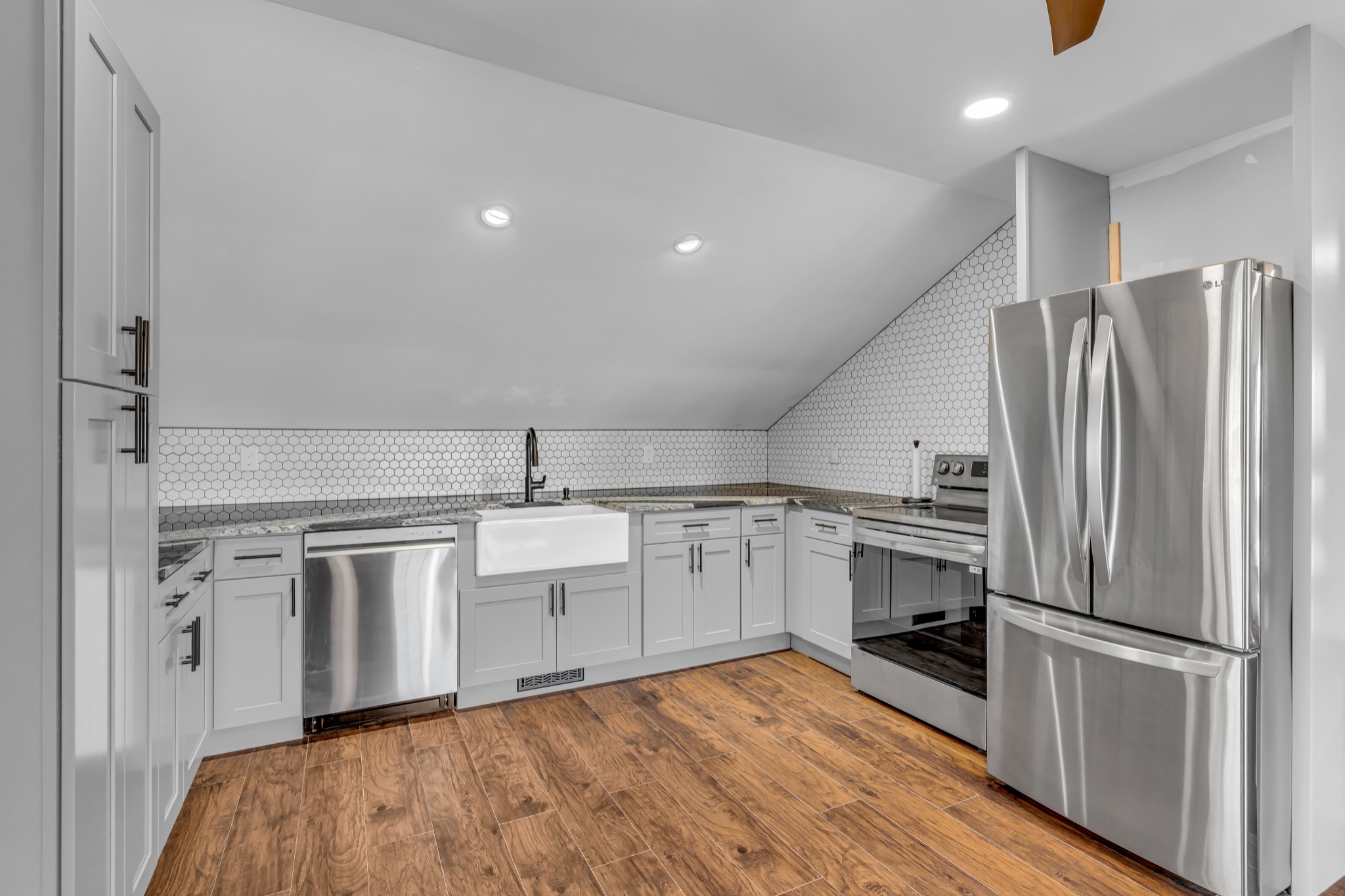541 Lakeview Cir