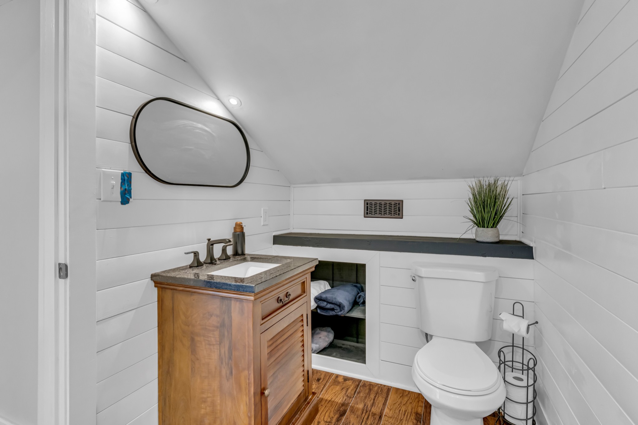 541 Lakeview Cir