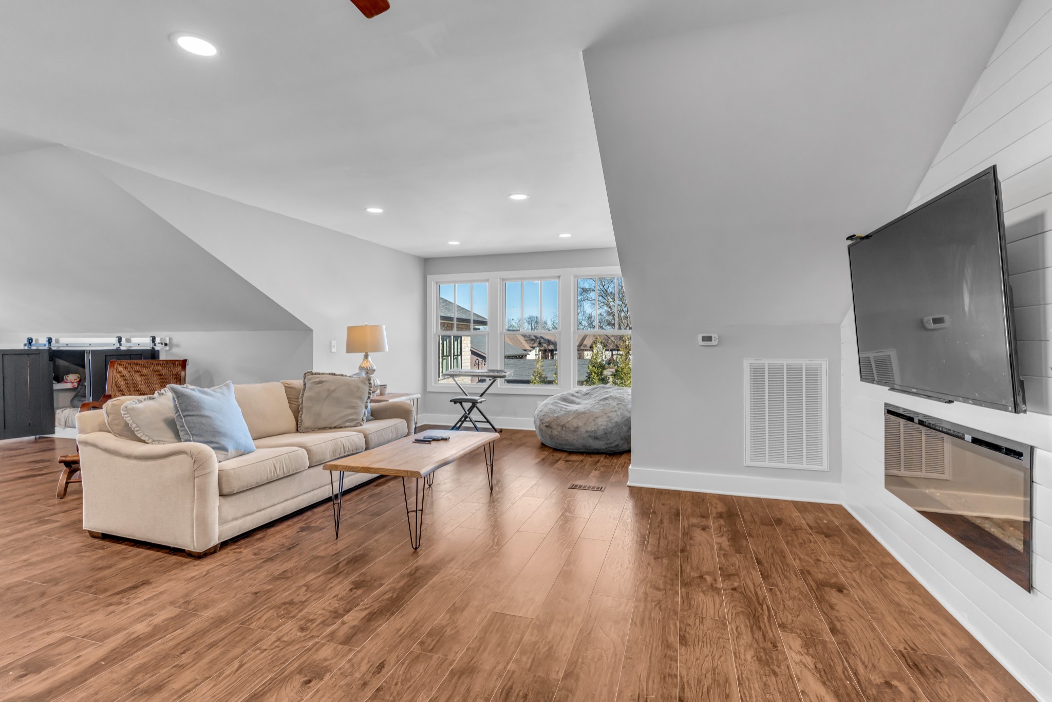 541 Lakeview Cir