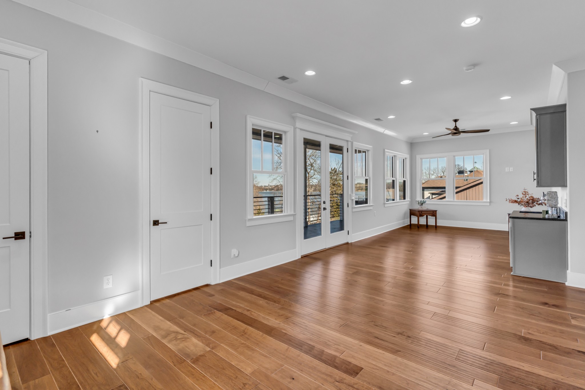541 Lakeview Cir