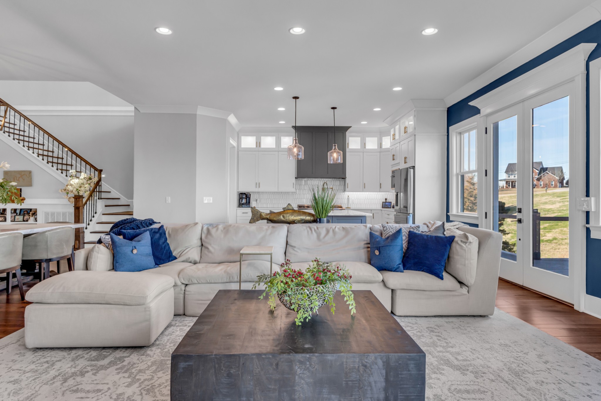 541 Lakeview Cir