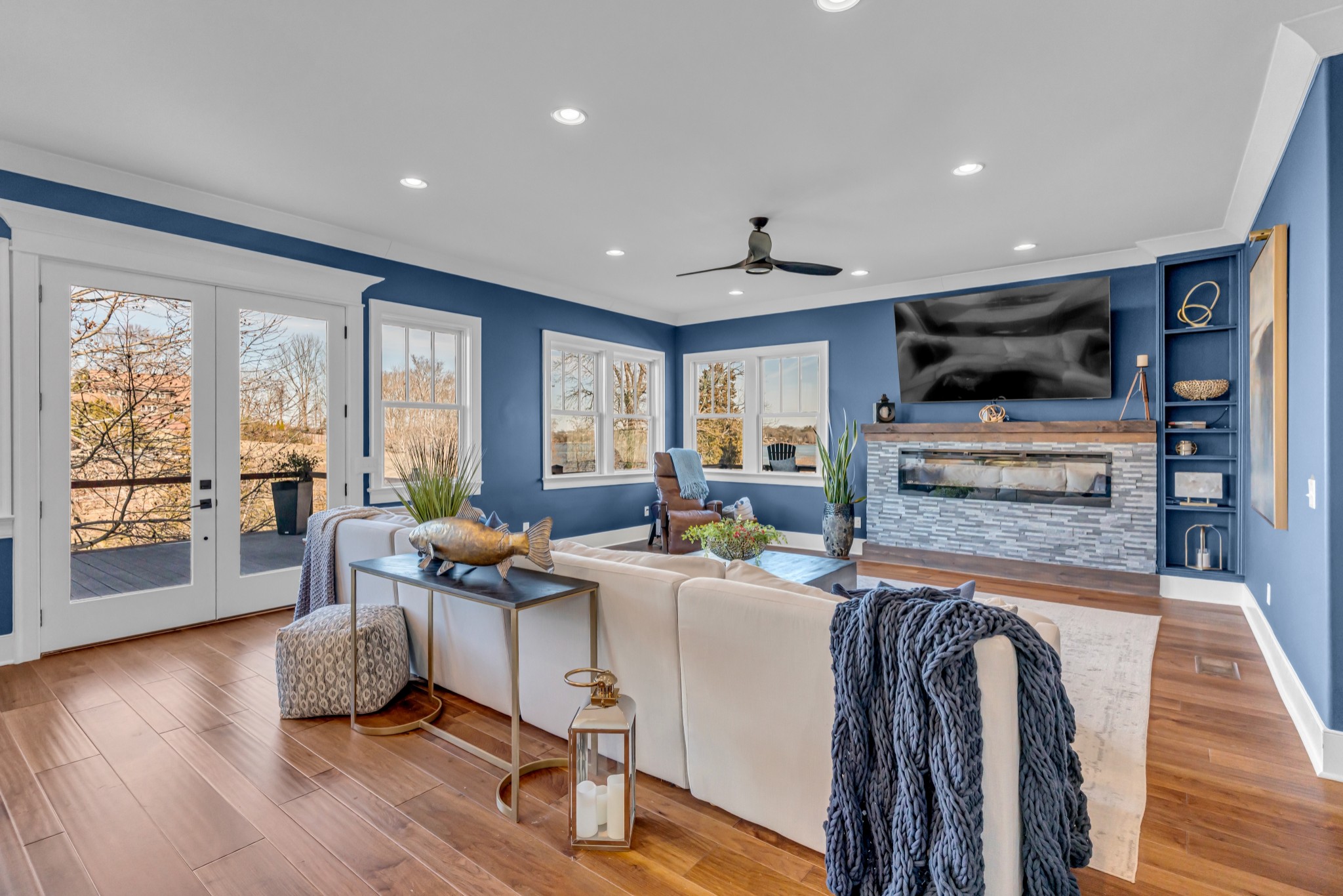 541 Lakeview Cir