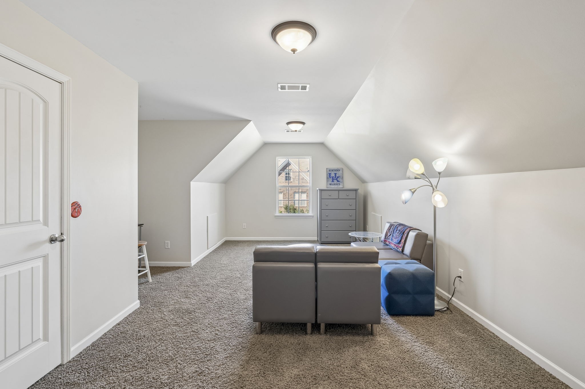 813 Royal Oaks Dr