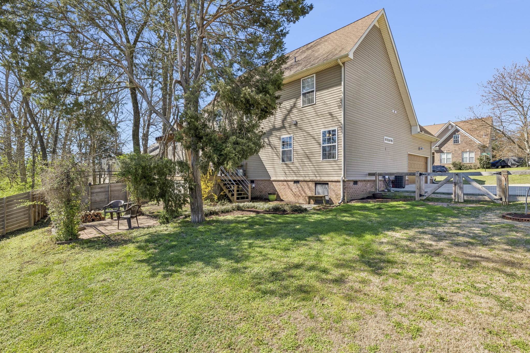 813 Royal Oaks Dr
