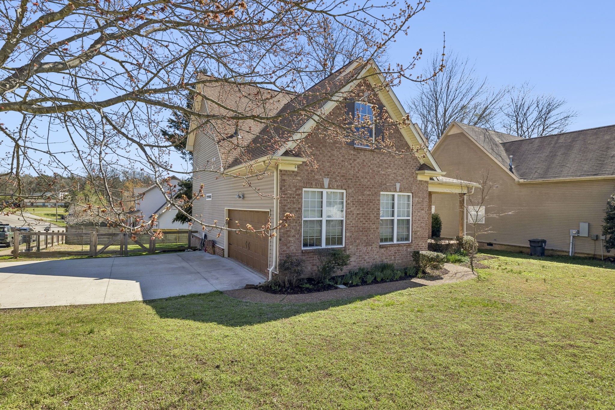 813 Royal Oaks Dr