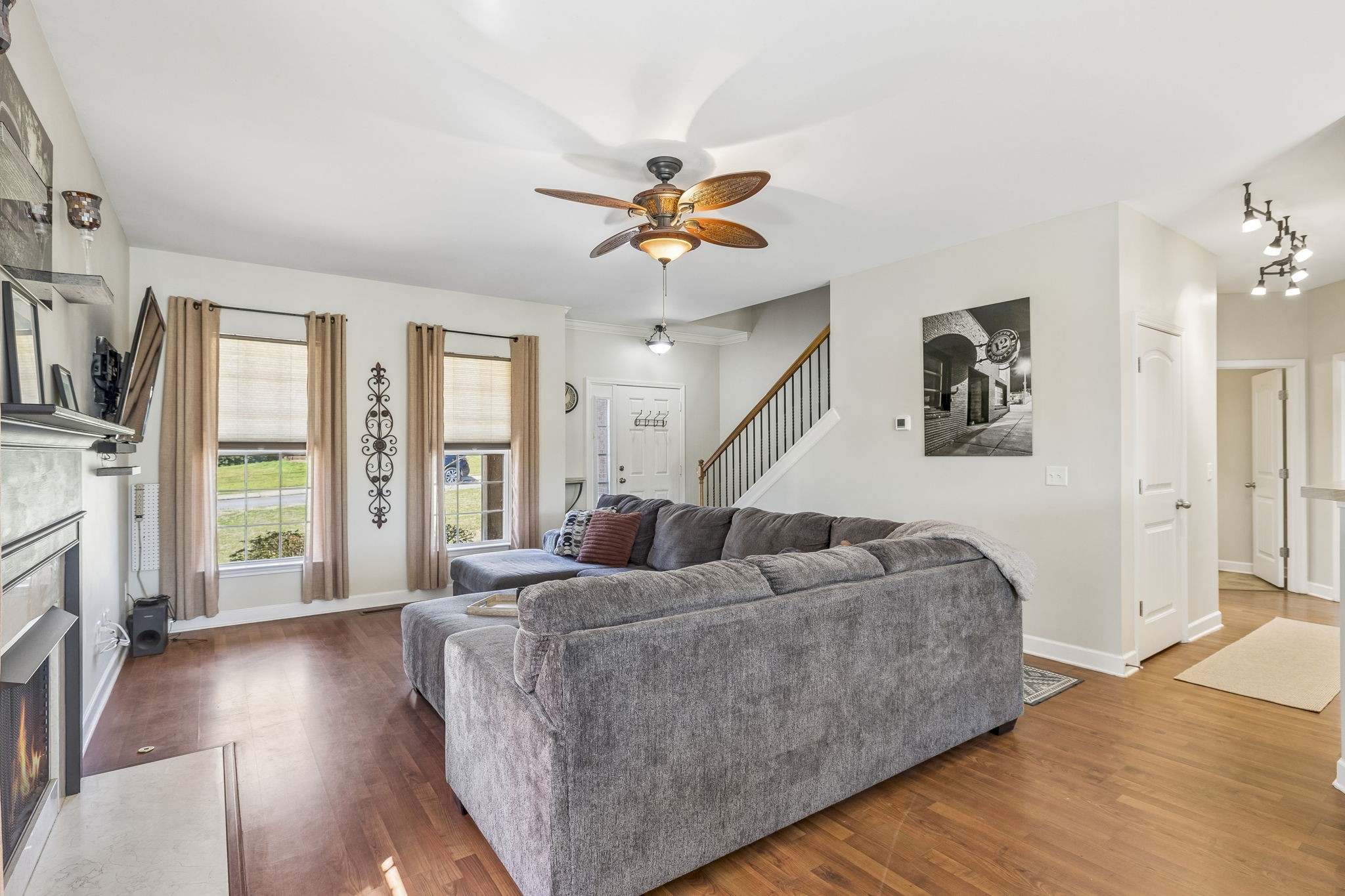 813 Royal Oaks Dr