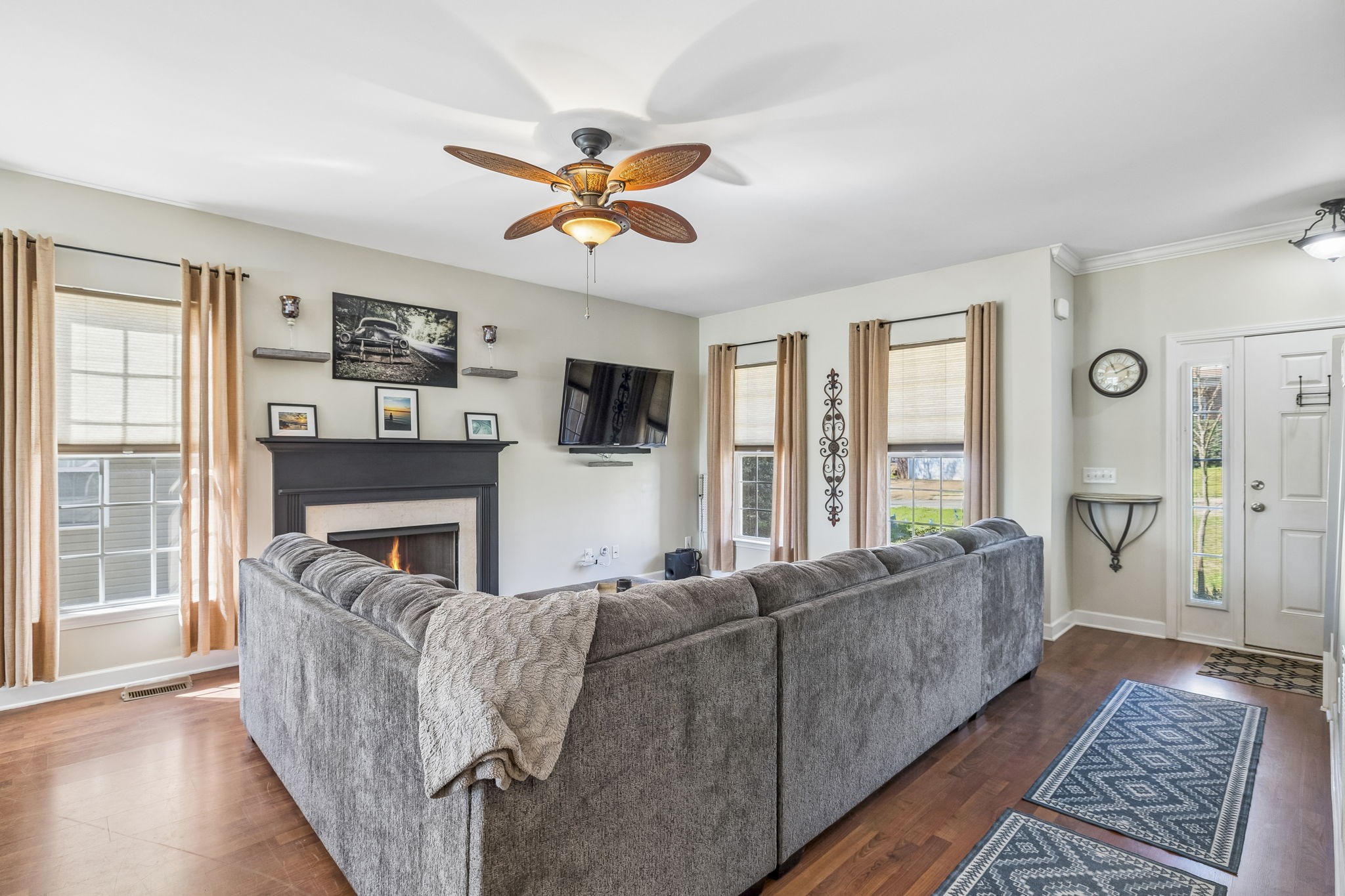 813 Royal Oaks Dr