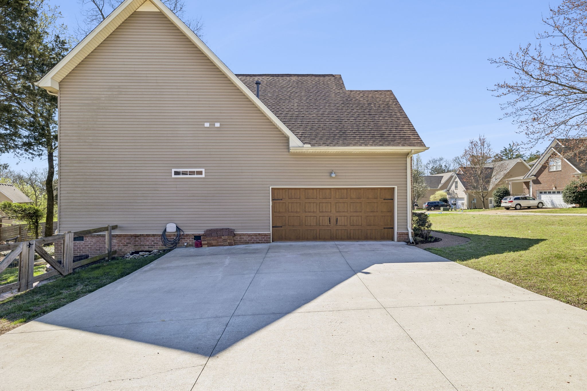 813 Royal Oaks Dr