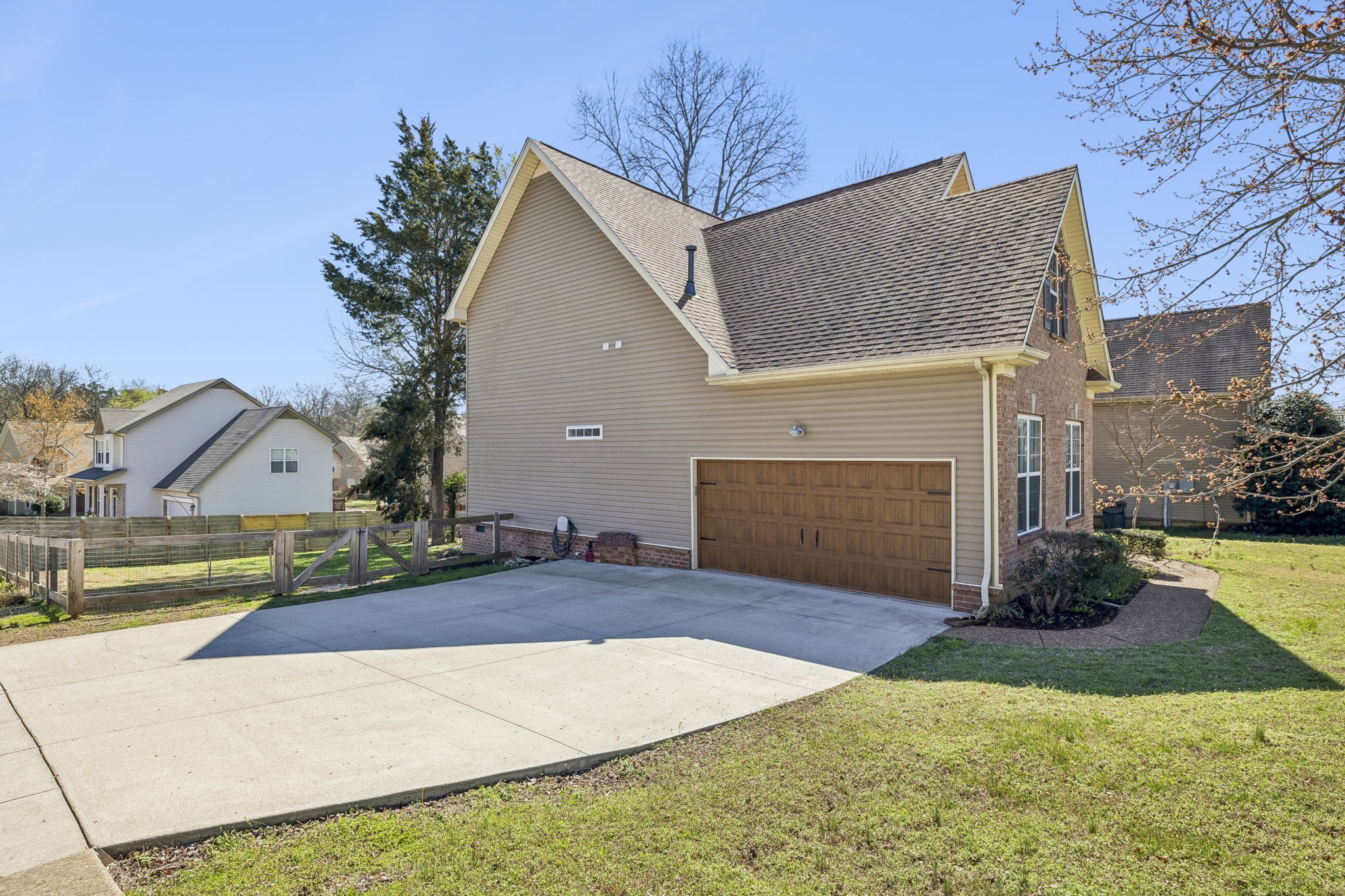 813 Royal Oaks Dr