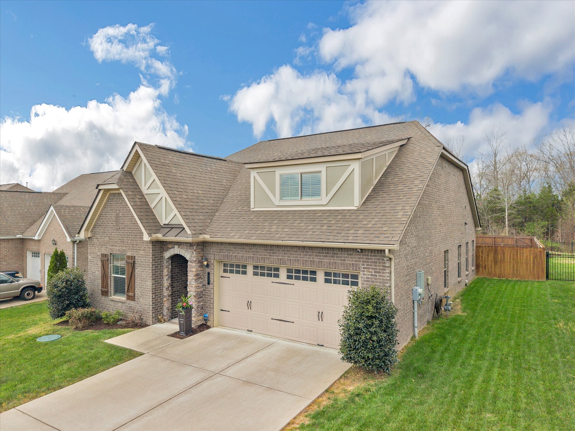 562 Oakvale Ln