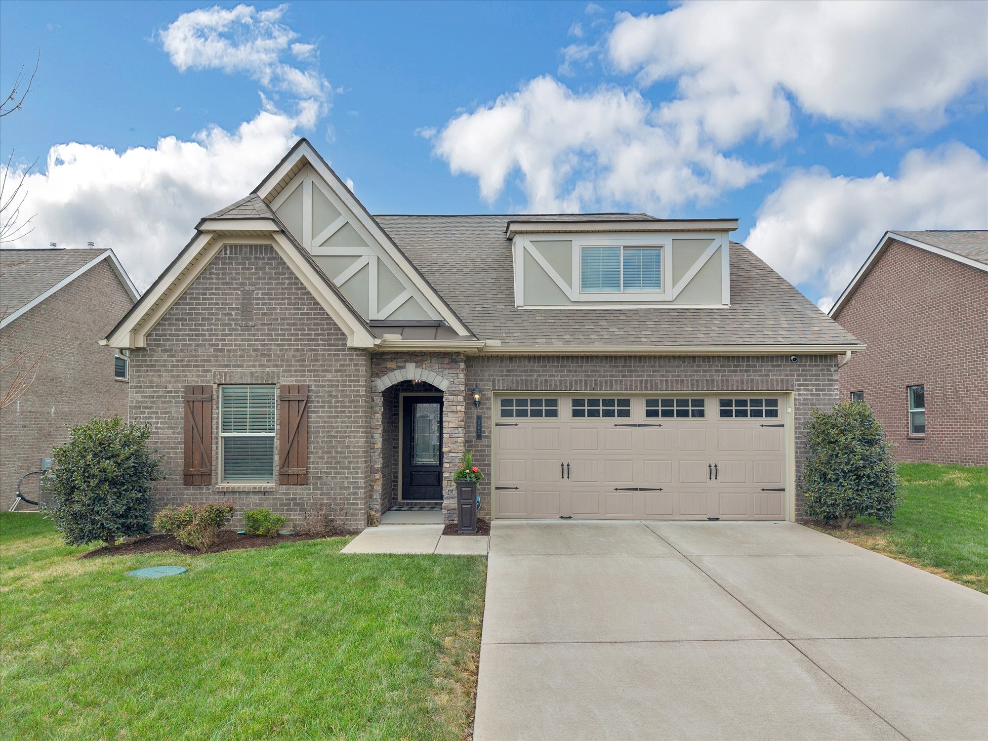 562 Oakvale Ln