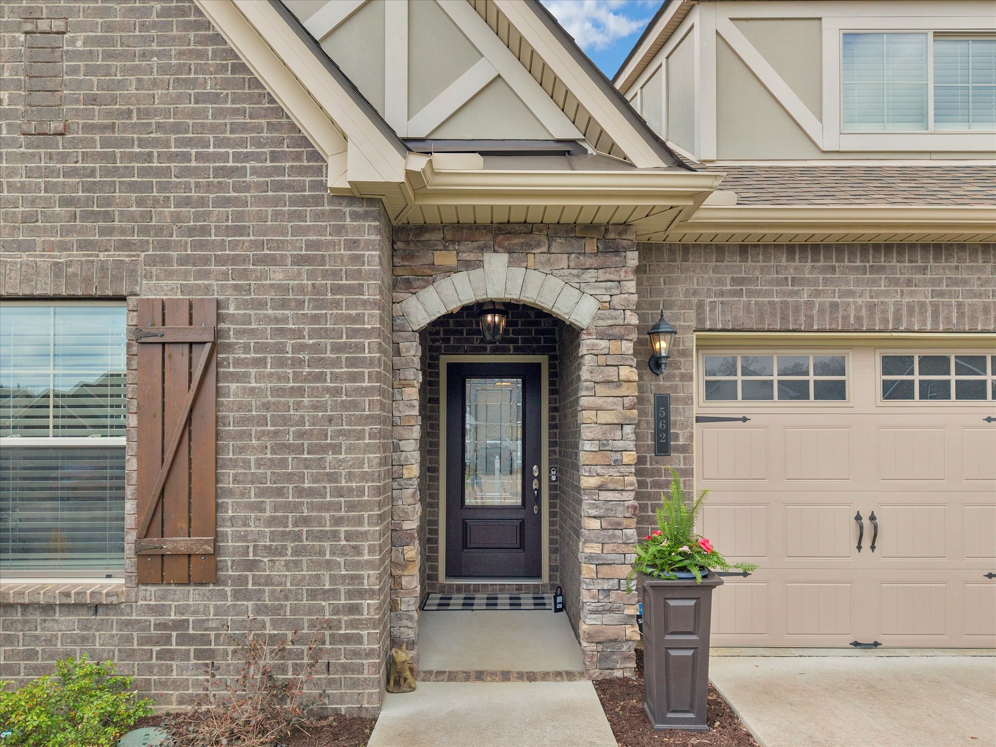 562 Oakvale Ln