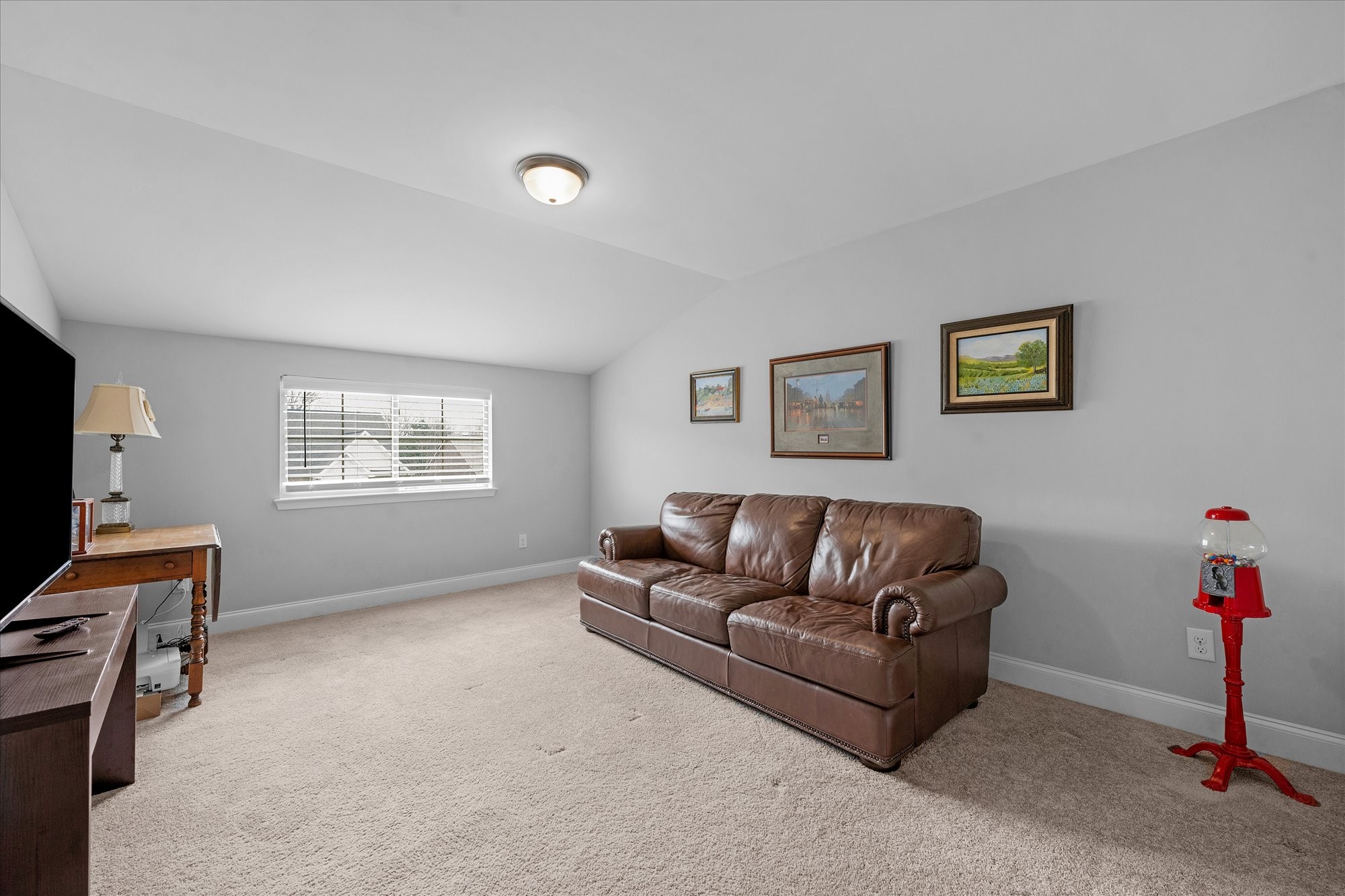 562 Oakvale Ln