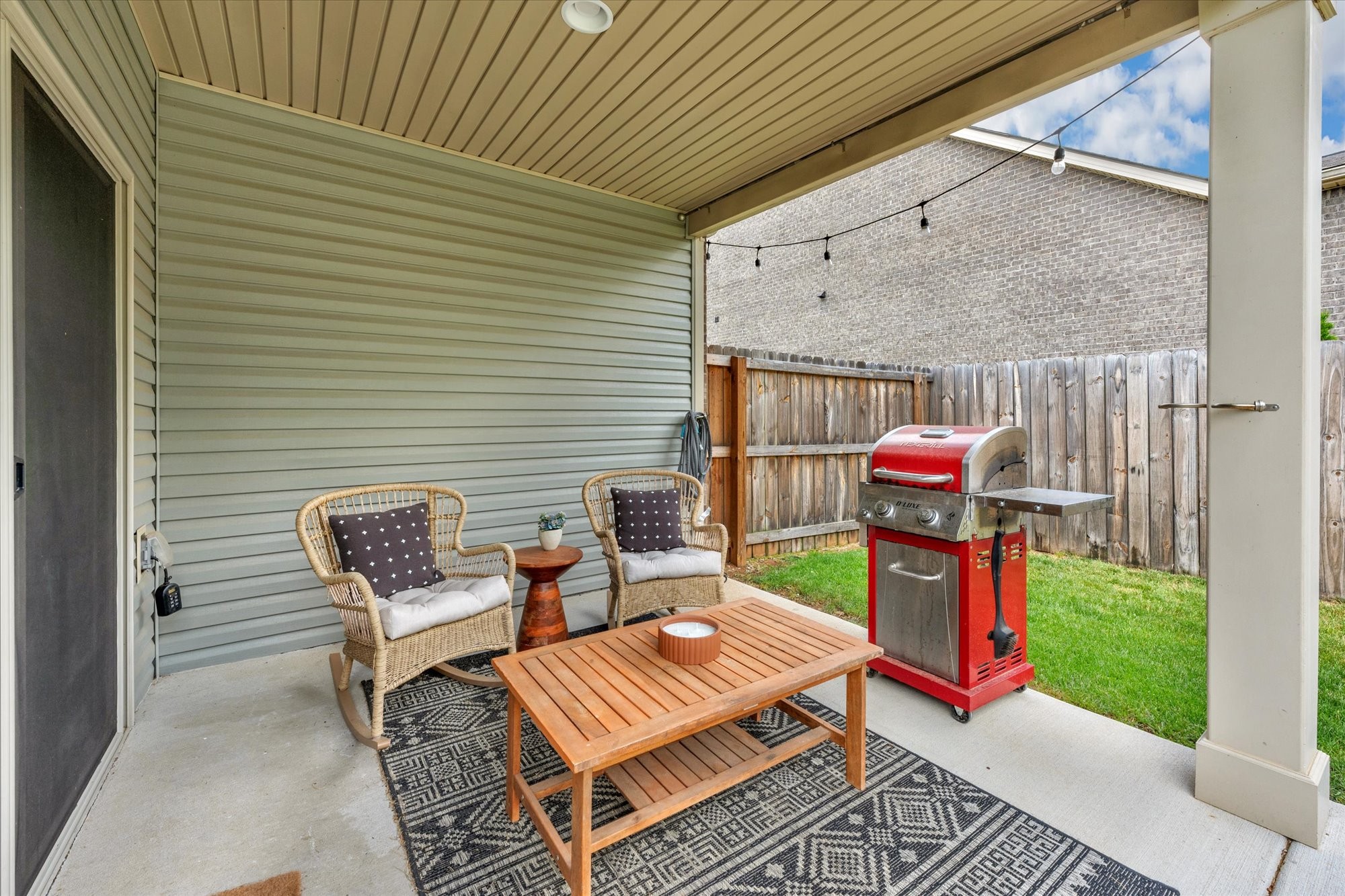 585 Oakvale Ln