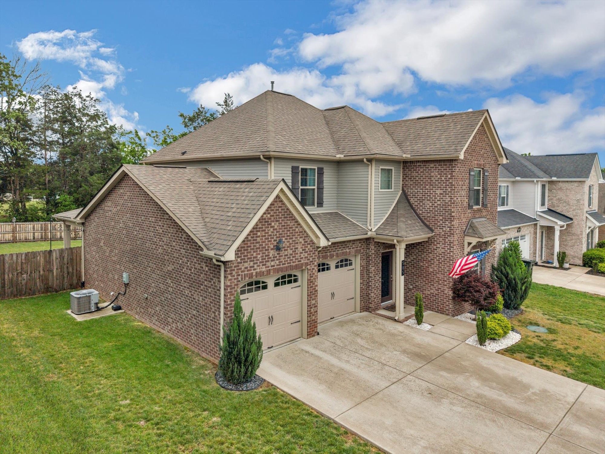 585 Oakvale Ln