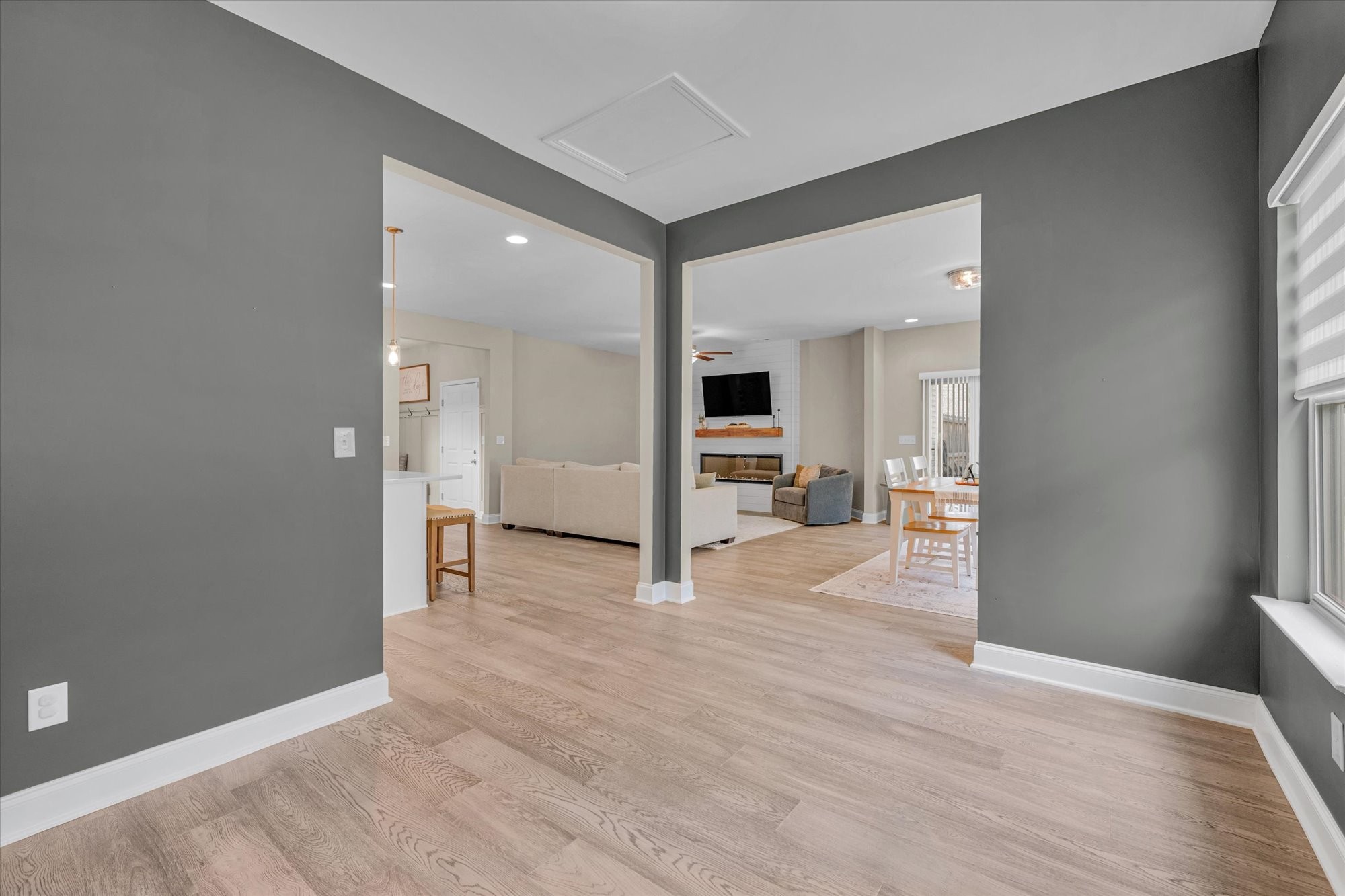 585 Oakvale Ln