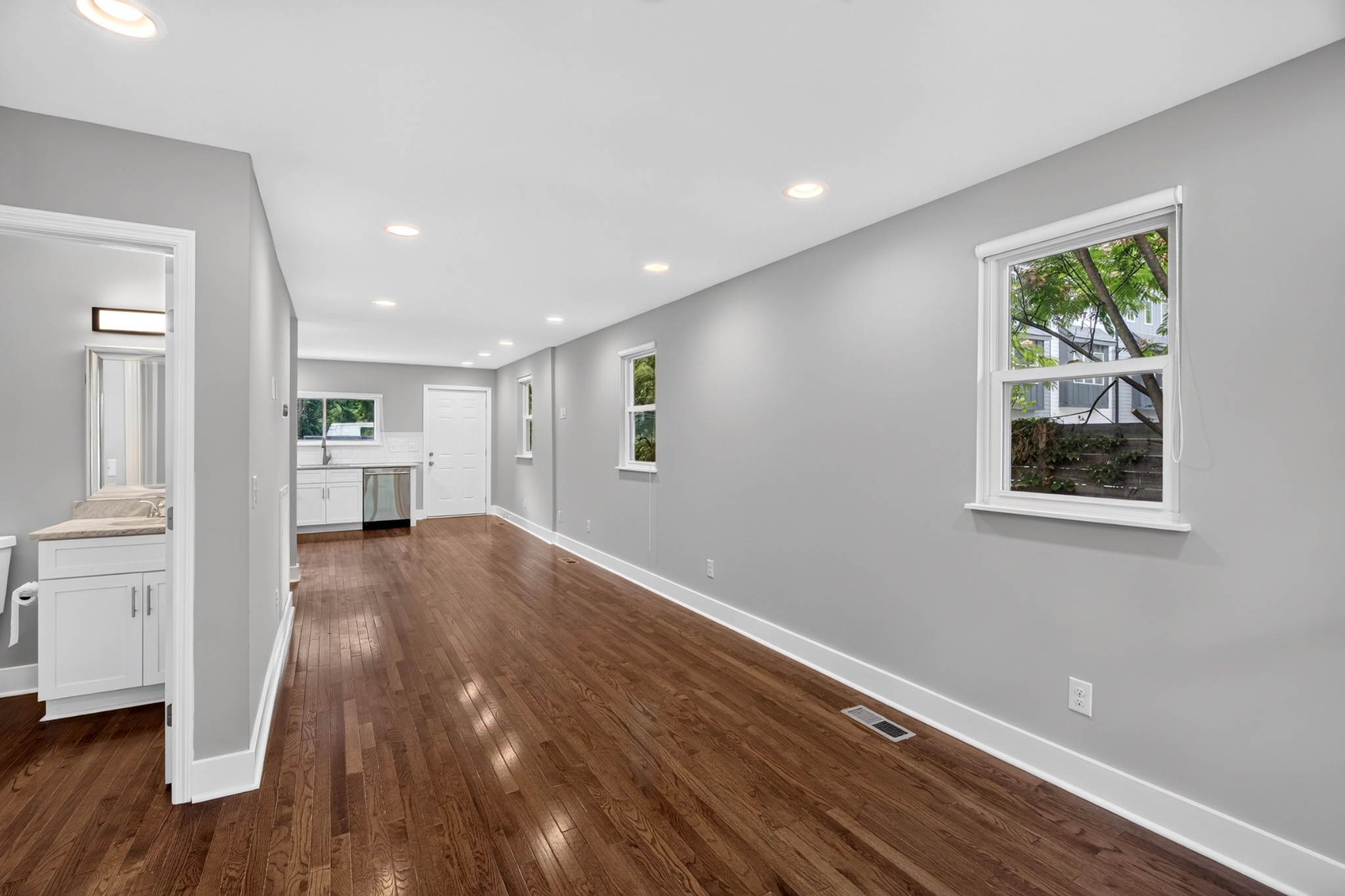 870 W Sharpe Ave