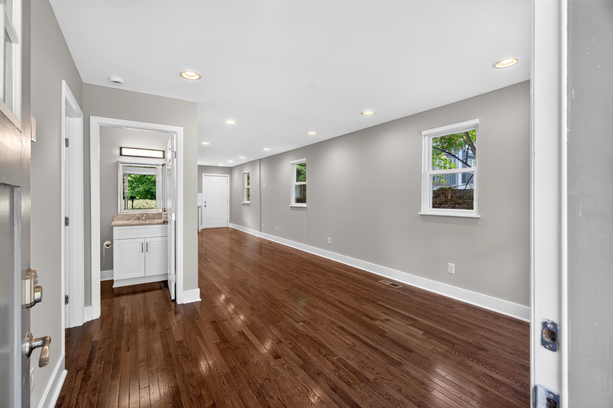 870 W Sharpe Ave