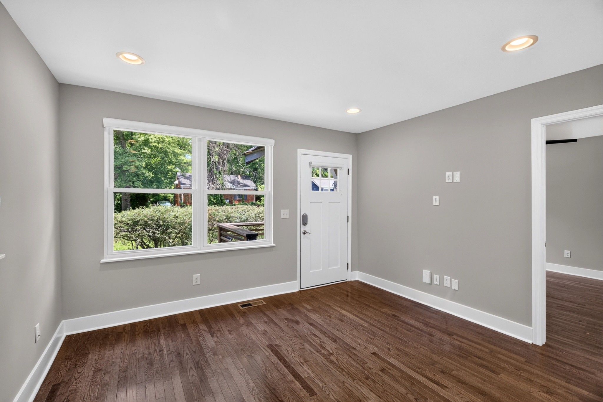 870 W Sharpe Ave