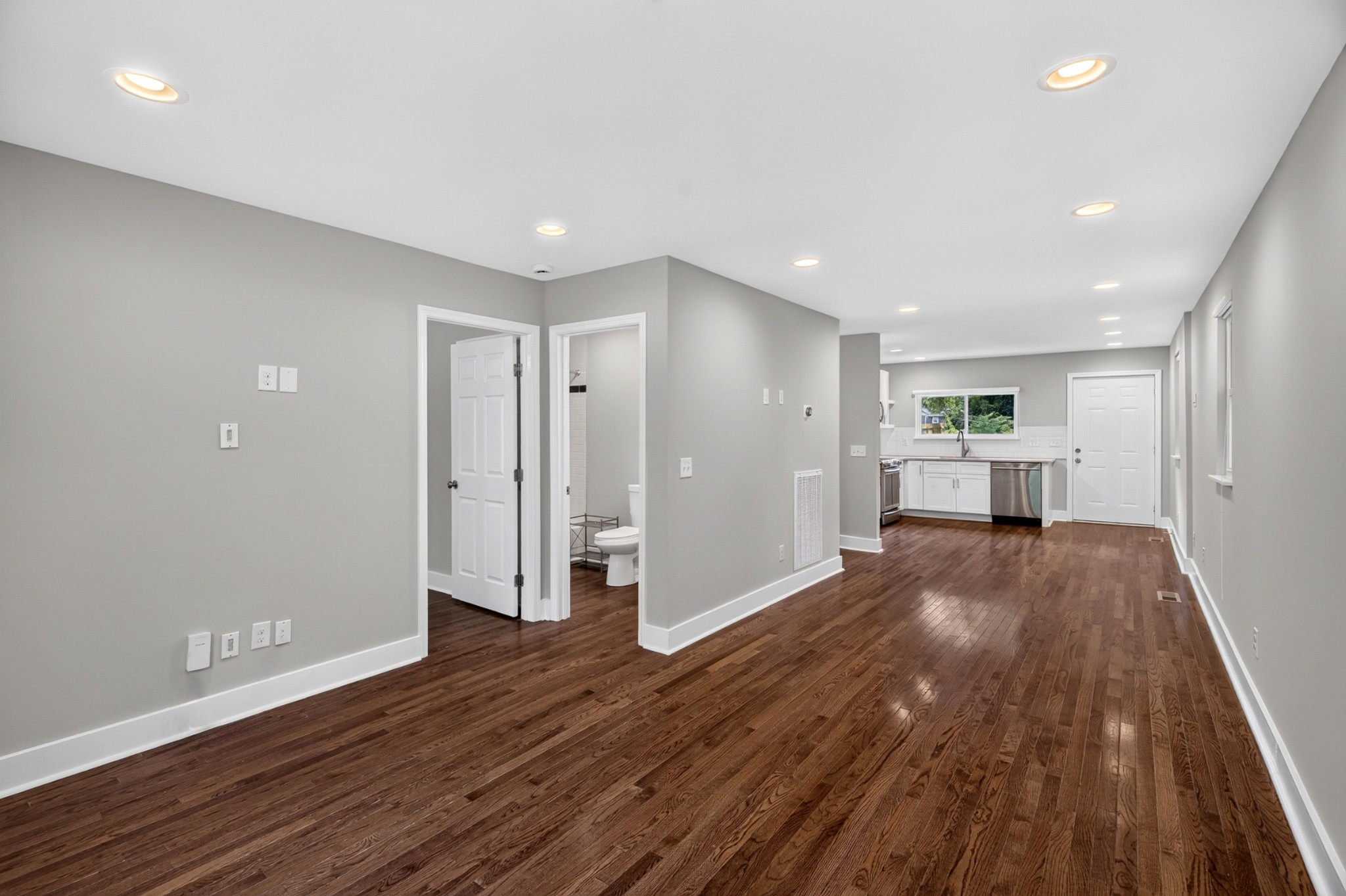 870 W Sharpe Ave