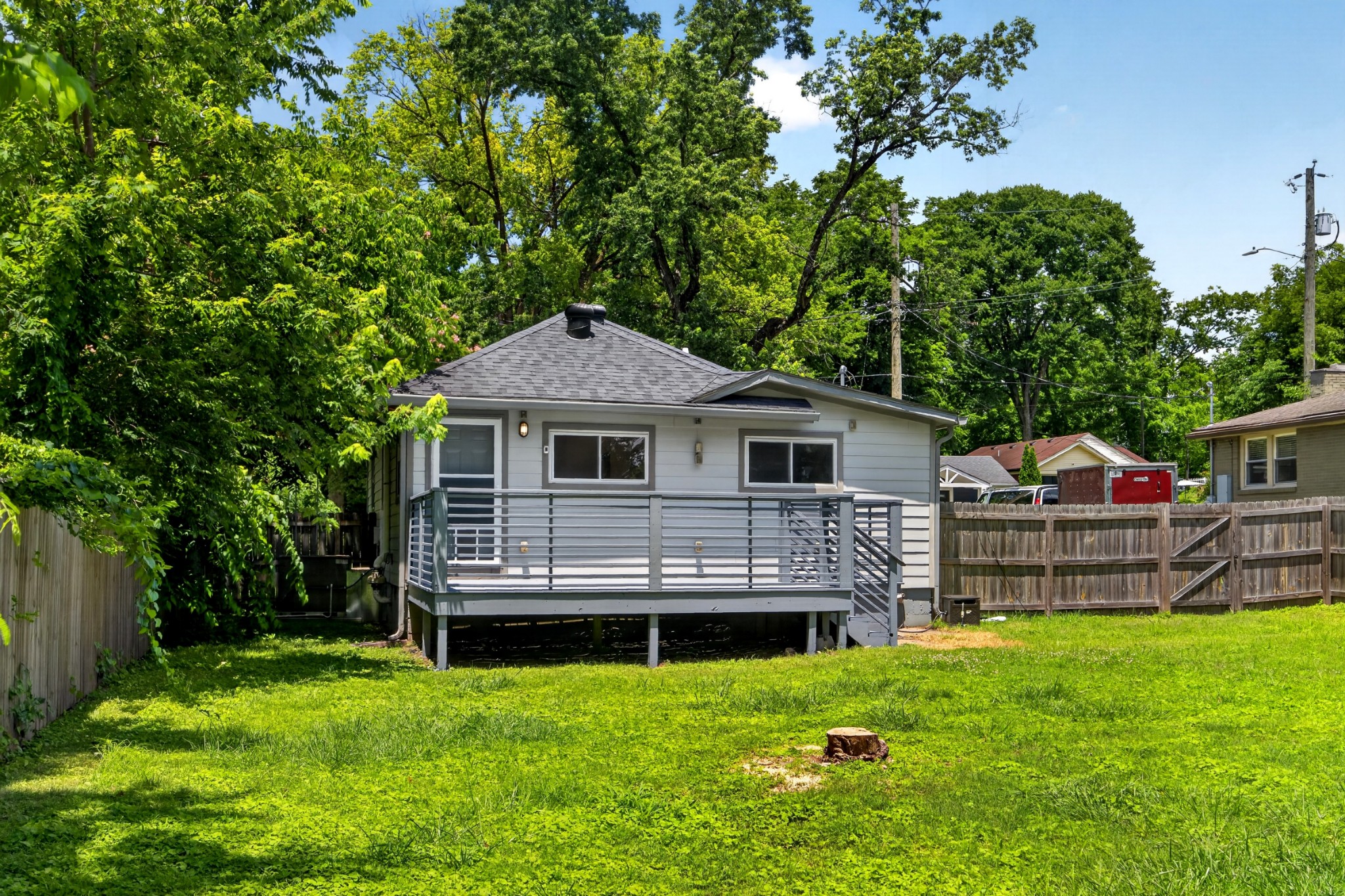 870 W Sharpe Ave