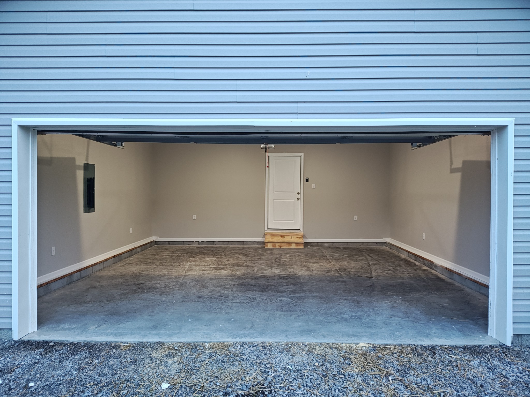 689 W Main St