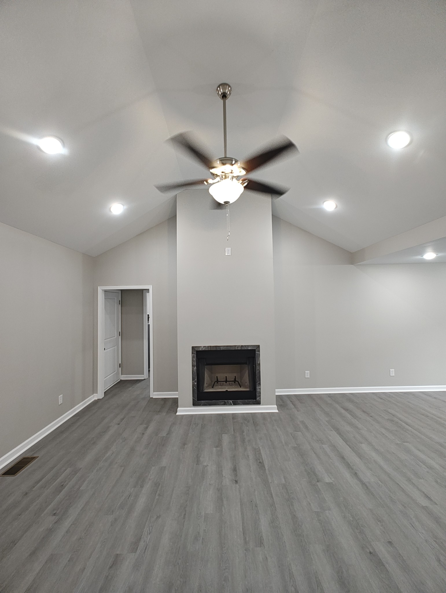 689 W Main St