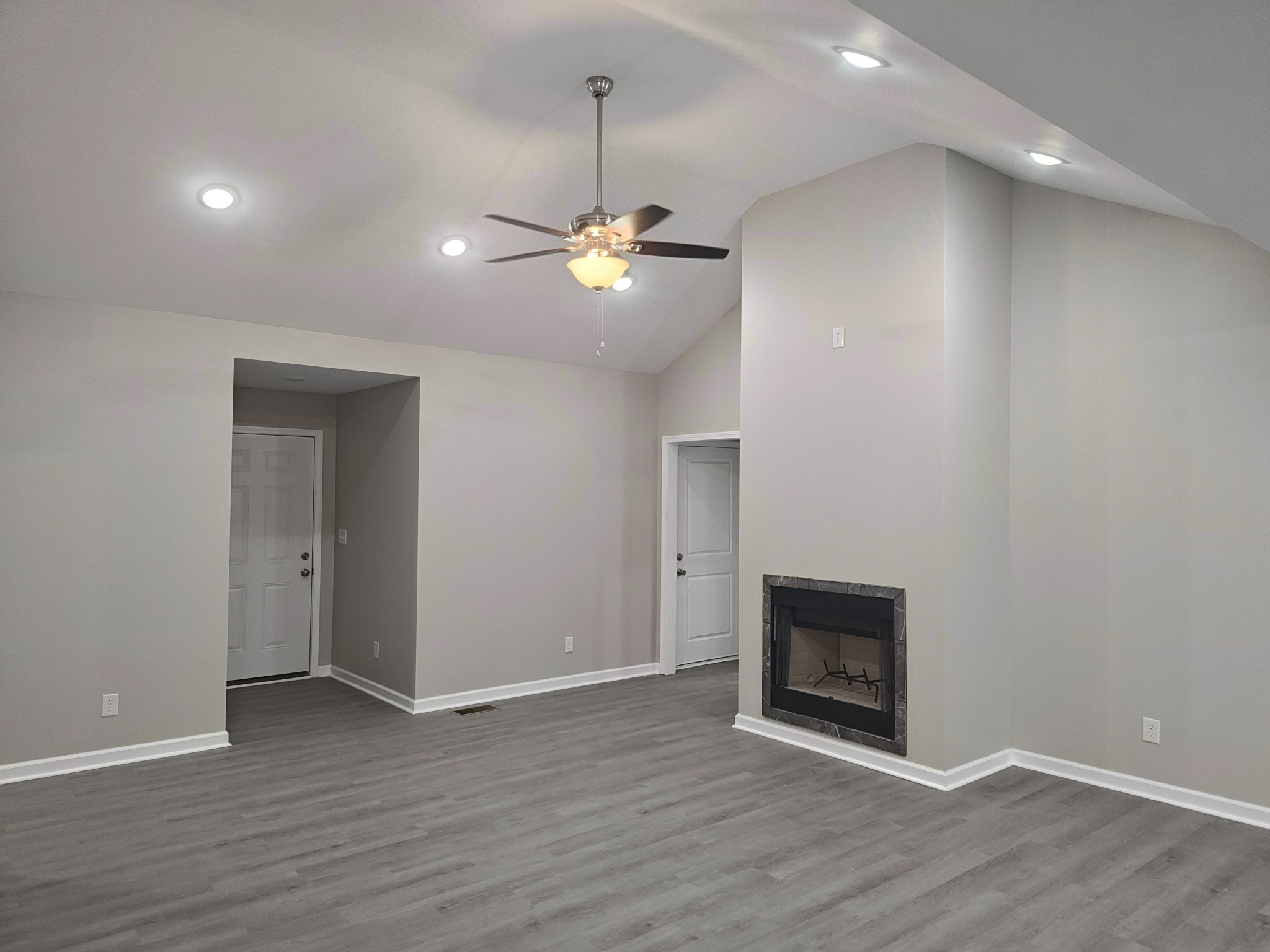 689 W Main St