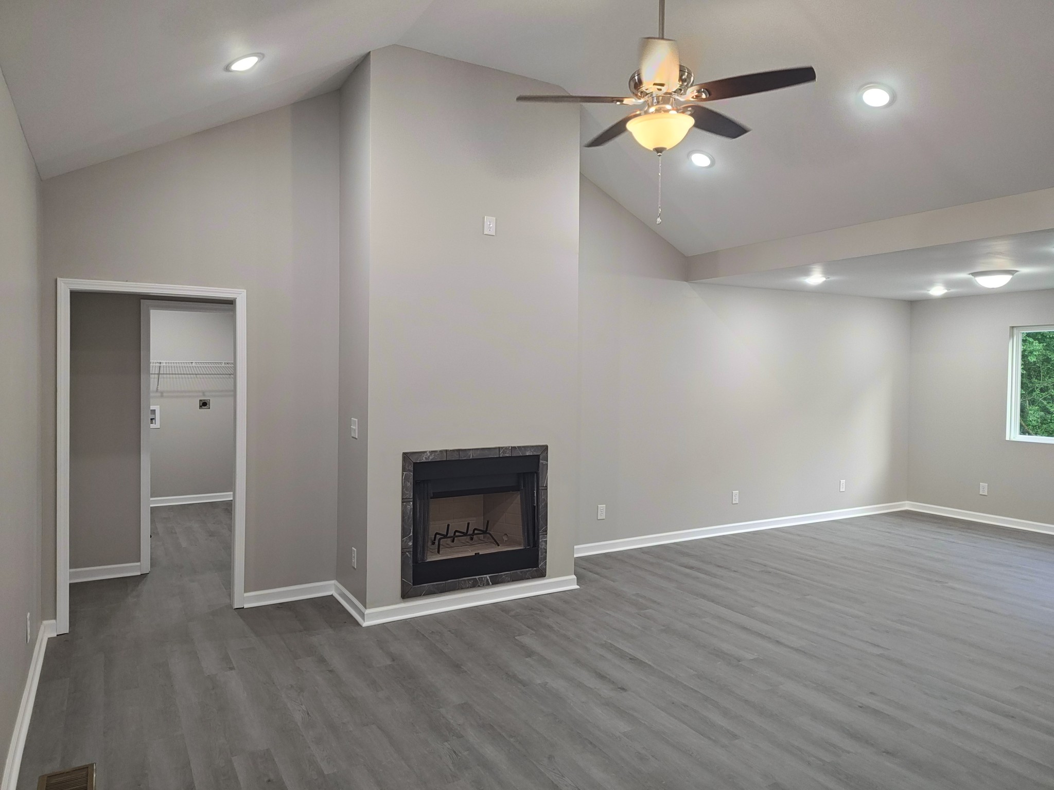 689 W Main St